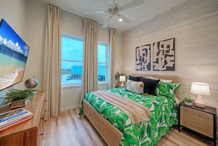 تحتوي غرفة النوم 2 على سرير كينج وتلفزيون ومروحة سقف وحمام داخلي خاص.
