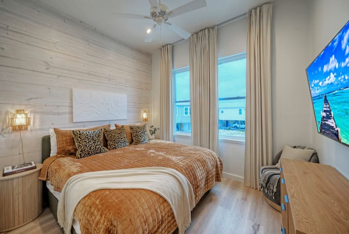 تحتوي غرفة النوم الرئيسية على سرير كينج وتلفزيون ومروحة سقف وحمام داخلي خاص.