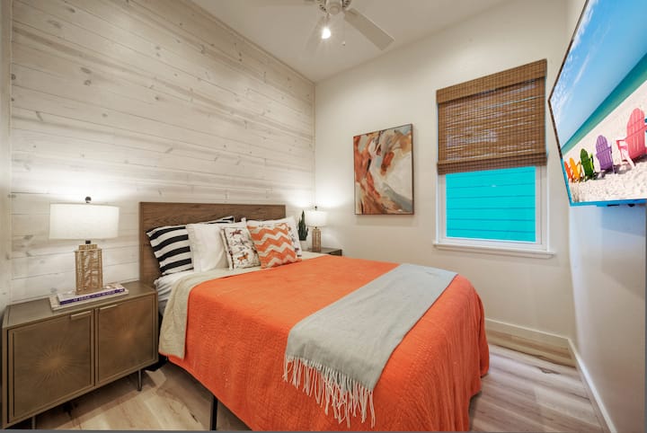 تحتوي غرفة النوم 3 على سرير كوين وتلفزيون ومروحة سقف وإمكانية الوصول إلى الحمام المشترك.
