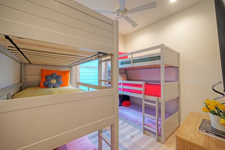 تحتوي غرفة النوم 4 على سريرين مزدوجين فوق سريرين، وتلفزيون، ومروحة سقف، وحمام مشترك.
