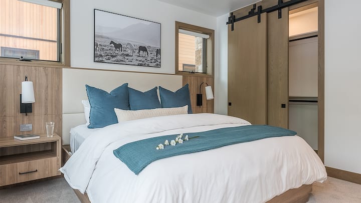 5号卧室，中层-加大双人床套房