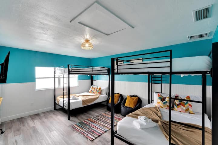Schlafzimmer 4. Die 4 großen Etagenbetten haben die perfekte Größe und bieten den perfekten Komfort für Kinder jeden Alters und Erwachsene!