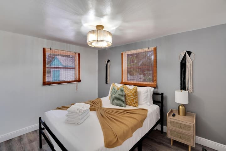 Schlafzimmer 2, Queensize-Bett, gemütliches Boho-Dekor!