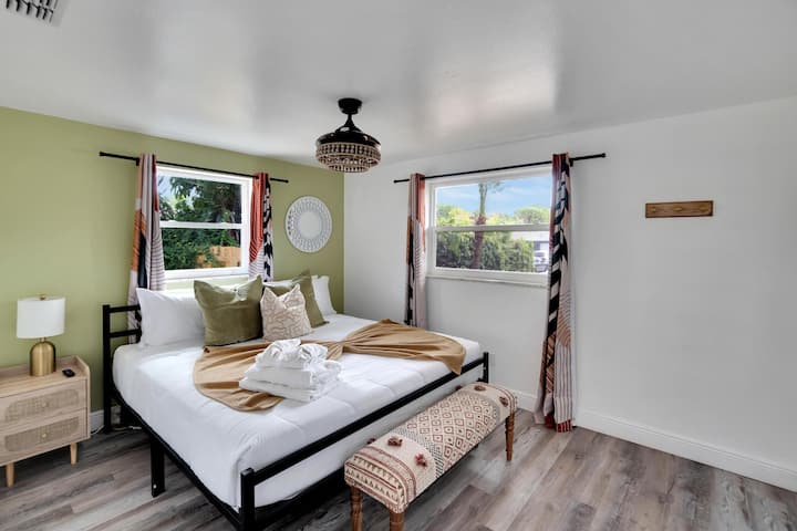 Schlafzimmer 3, Kingsize-Bett, schöne Einrichtung und jede Menge natürliches Licht!