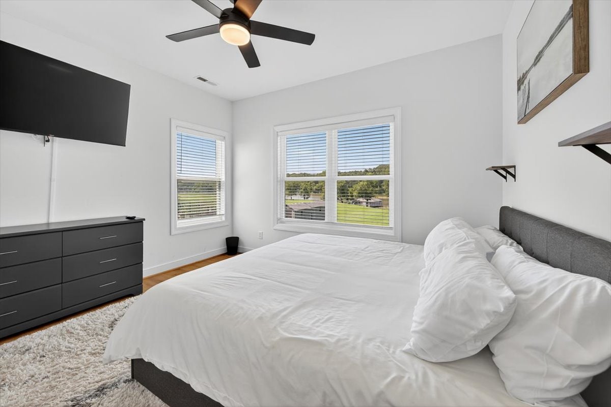 ملاذ آخر بحجم كينج، مصمم بعناية مع الكثير من الضوء الطبيعي، وتلفزيون مثبت، ومساحة للراحة وإعادة الشحن.