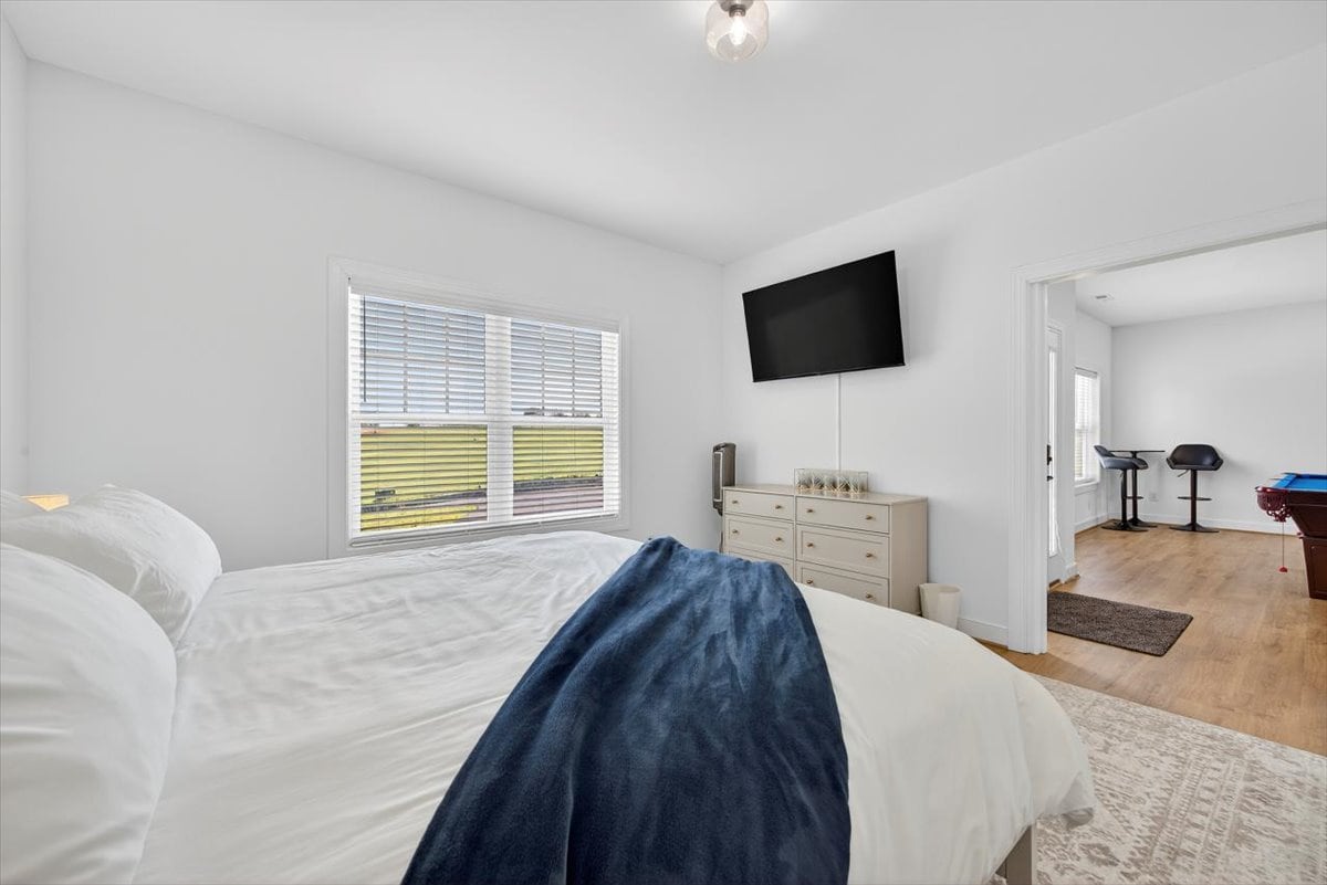 توفر هذه الغرفة المريحة والمزودة بسرير كينج، والتي تتميز بالبساطة والهدوء، مكانًا للاسترخاء بعد كل مغامرة. سواء كنت تسترخي مع كتاب أو تنام، فإن الراحة مدمجة في كل زاوية.