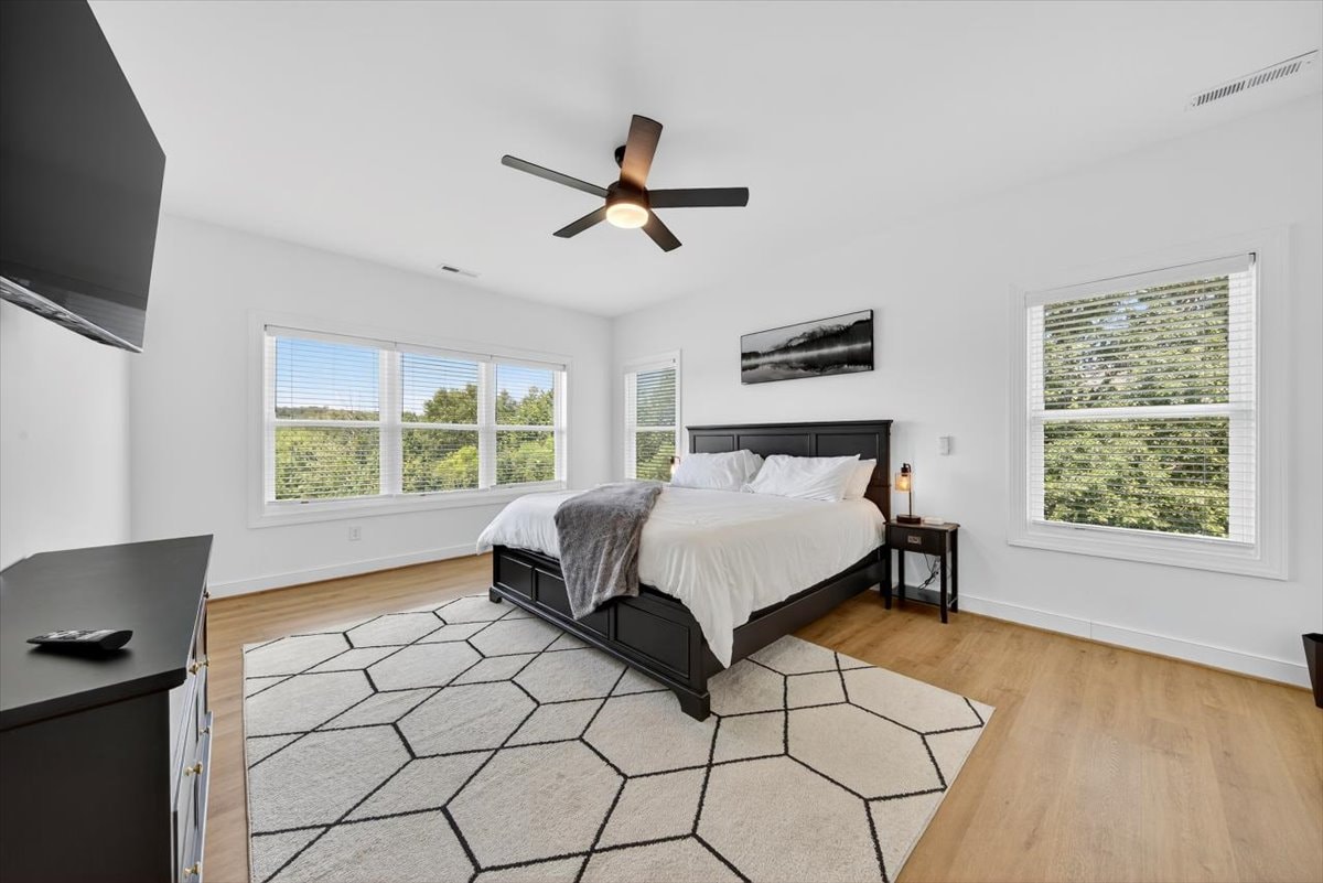 هذه ليست مجرد غرفة نوم، بل هي ملاذك الشخصي. مع سرير كينج فخم وتلفزيون مثبت على الحائط وحمام داخلي رائع يضم دشًا مطريًا، يعد هذا المسكن مثاليًا للاسترخاء بعد يوم طويل على البحيرة.