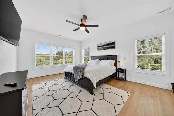 Това не е просто спалня – това е вашето лично убежище. С плюшено легло с размер King, телевизор на стената и великолепна баня с душ с дъжд, това е идеалното място за отдих след дълъг ден край езерото.