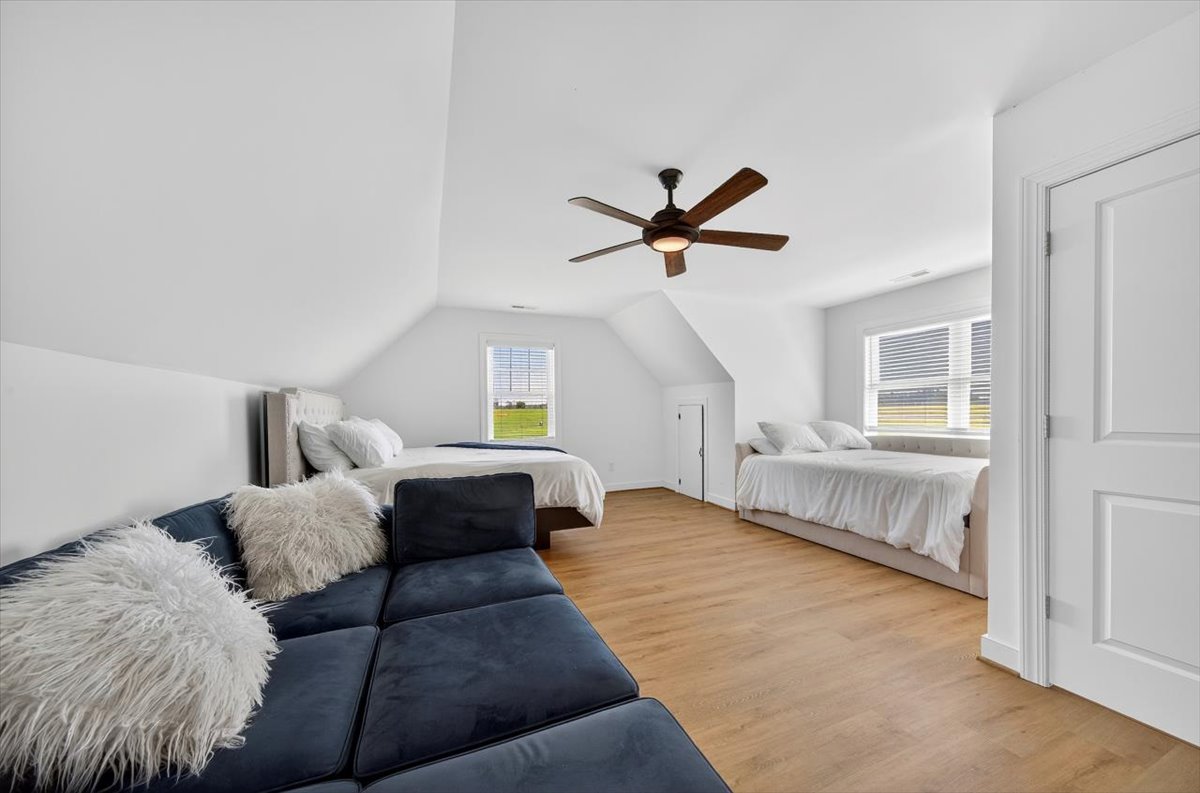 يعد هذا الدور العلوي المفتوح، الموجود في الطابق العلوي، مثاليًا لمزيج من الضيوف مع سرير كينج وسرير كوين ومساحة كبيرة. رائعة لزوجين مع أطفال أو أصدقاء مقربين أو أي شخص يريد مساحة إضافية صغيرة.