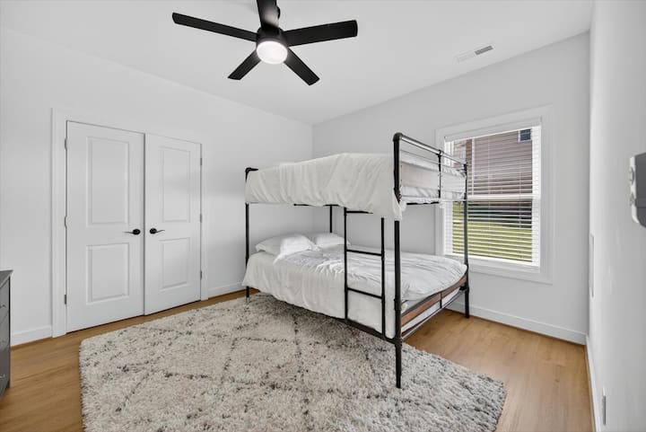 Създадена за забавление и гъвкавост, тази стая с две двуетажни легла Queen size прави груповите престои лесни – идеални за братя и сестри, братовчеди или дори приключенски настроени възрастни, които нямат нищо против да спят на едно място!