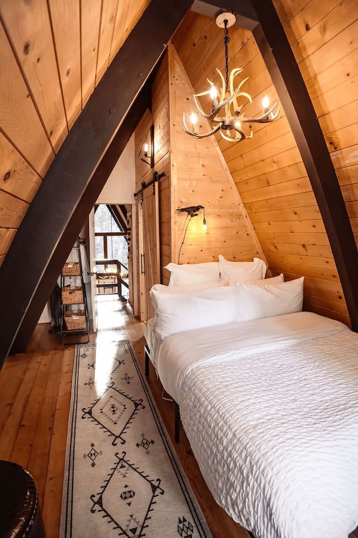 Spavaća soba 2 nalazi se na katu i ima bračni krevet (160x200) te vlastitu kupaonicu. Vanjski balkon odmah pored spavaće sobe, savršen za jutarnju kavu.