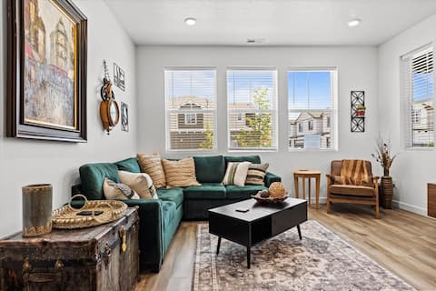 Near Eagle Island | Pool | King Bed | Parking | Sm