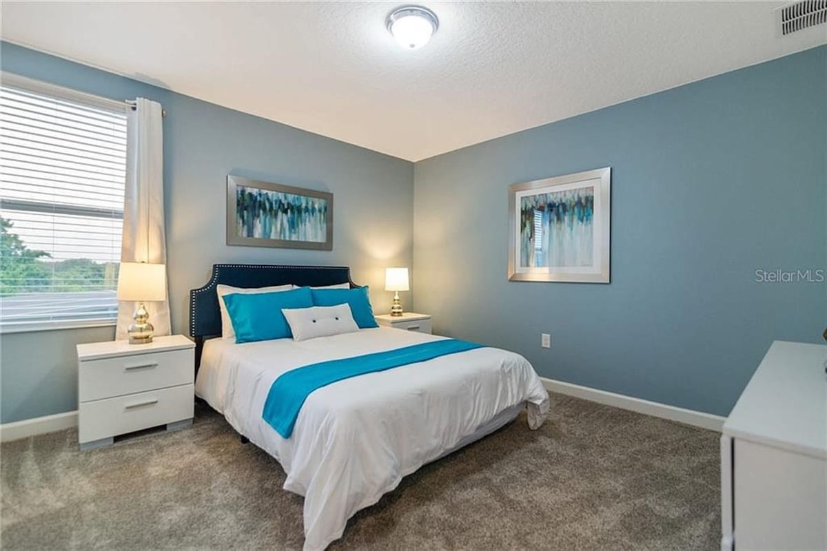 Slaapkamer met queensize bed