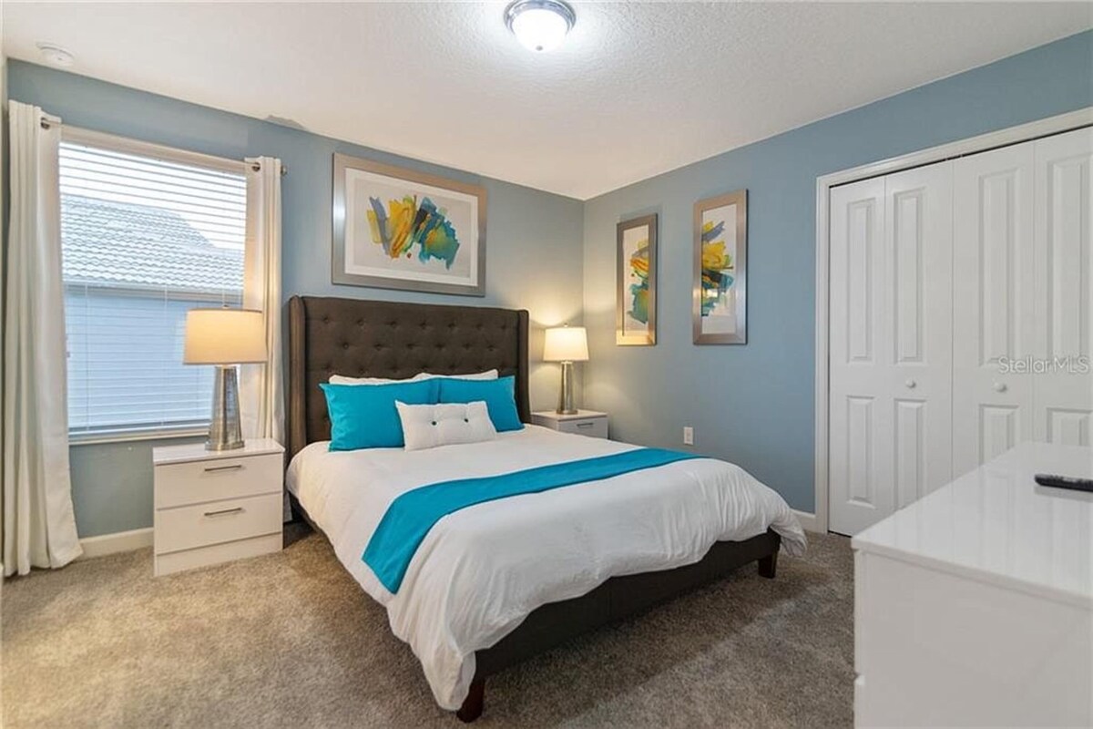 Slaapkamer met kingsize bed