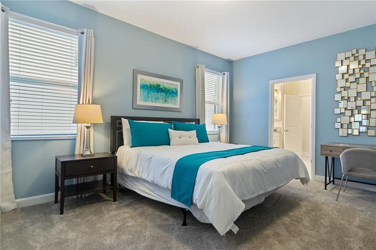 Master slaapkamer met kingsize bed