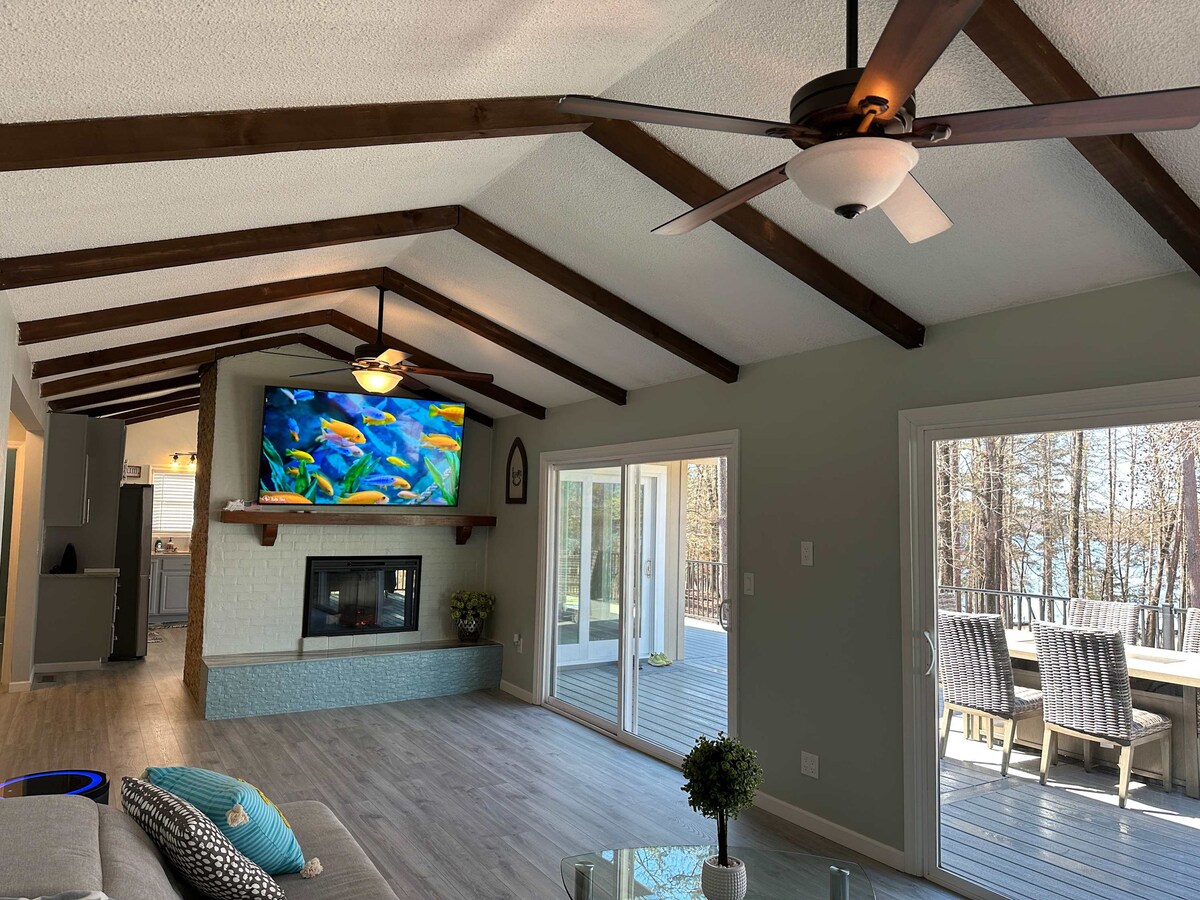 Popular Airbnb listing: Aqua Retreat w/ Dock & Hot Tub in Northeast Georgia