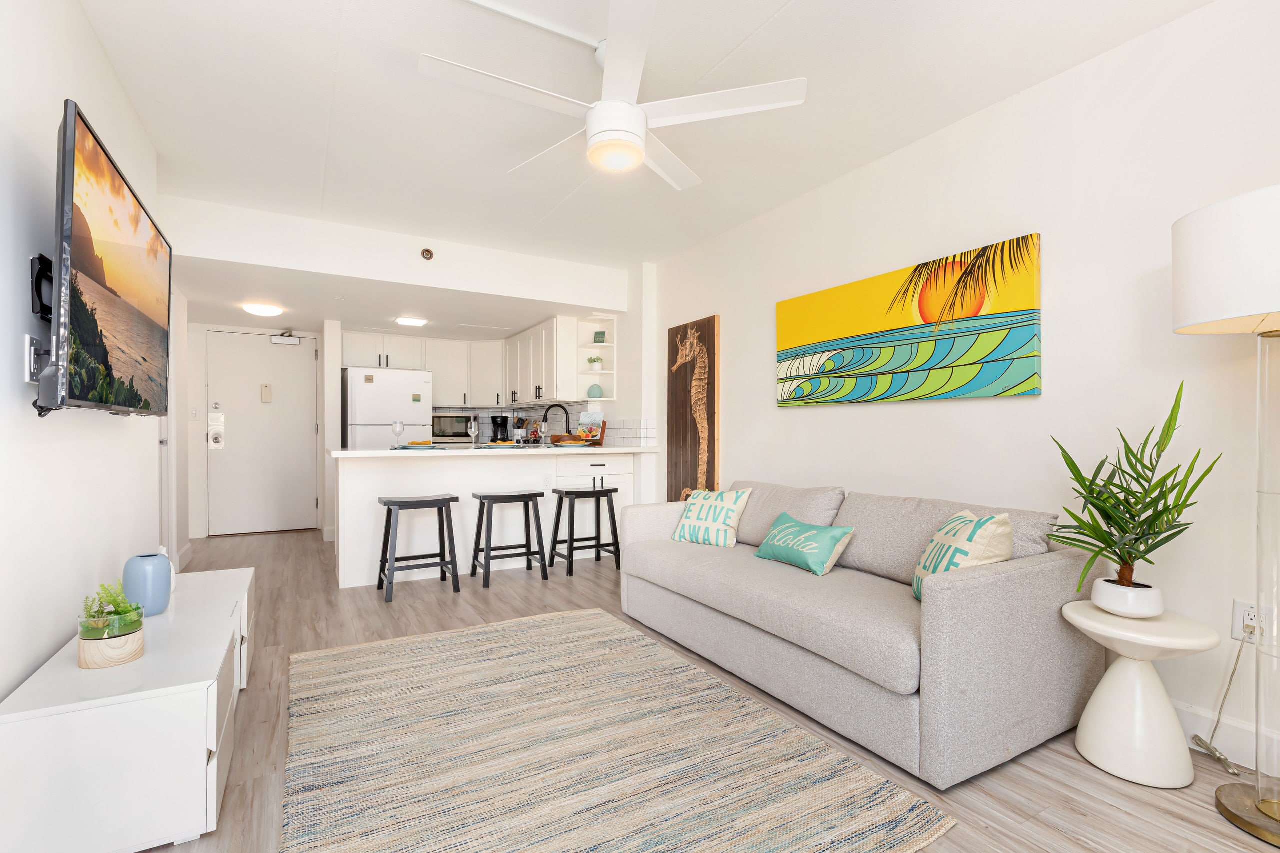 Renovated City Suite at Ilikai Steps to the Beach - Image 2