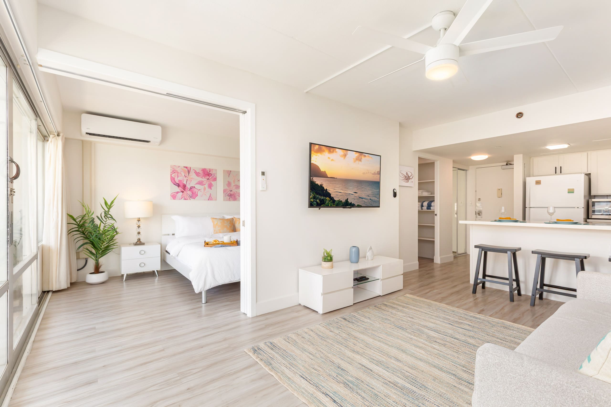 Renovated City Suite at Ilikai Steps to the Beach - Image 20