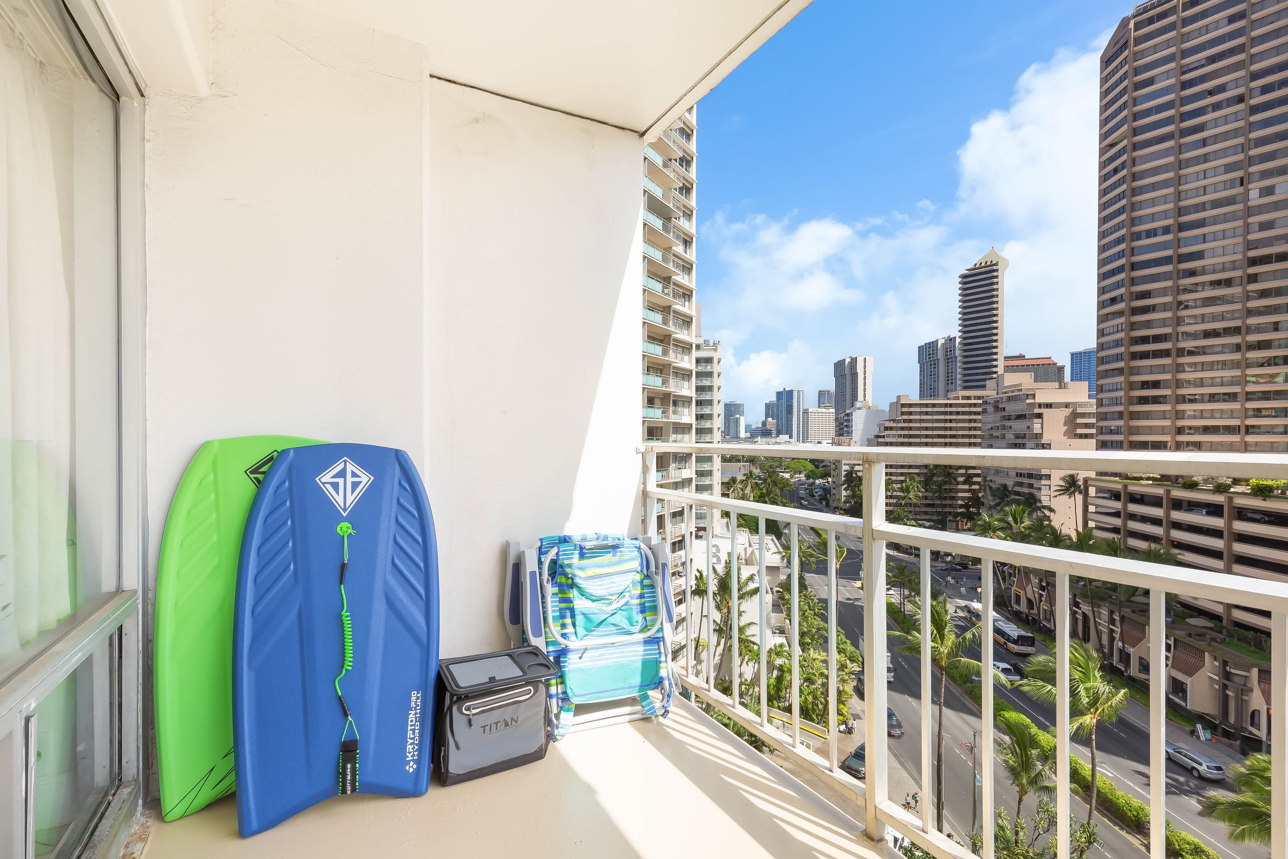 Renovated City Suite at Ilikai Steps to the Beach - Image 26