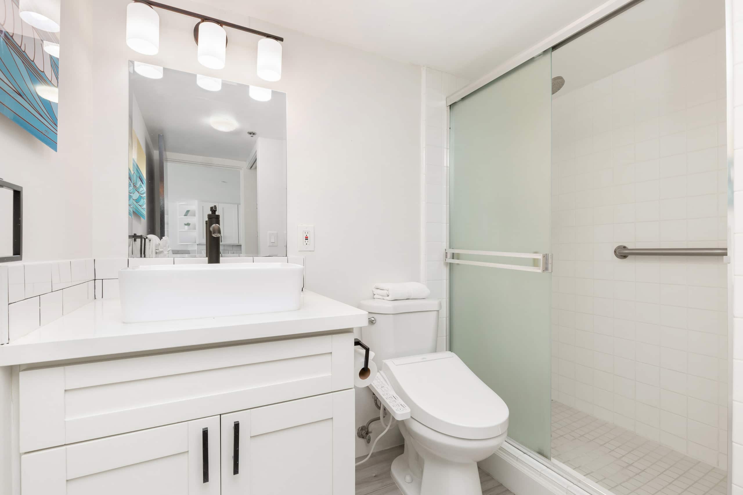 Renovated City Suite at Ilikai Steps to the Beach - Image 23