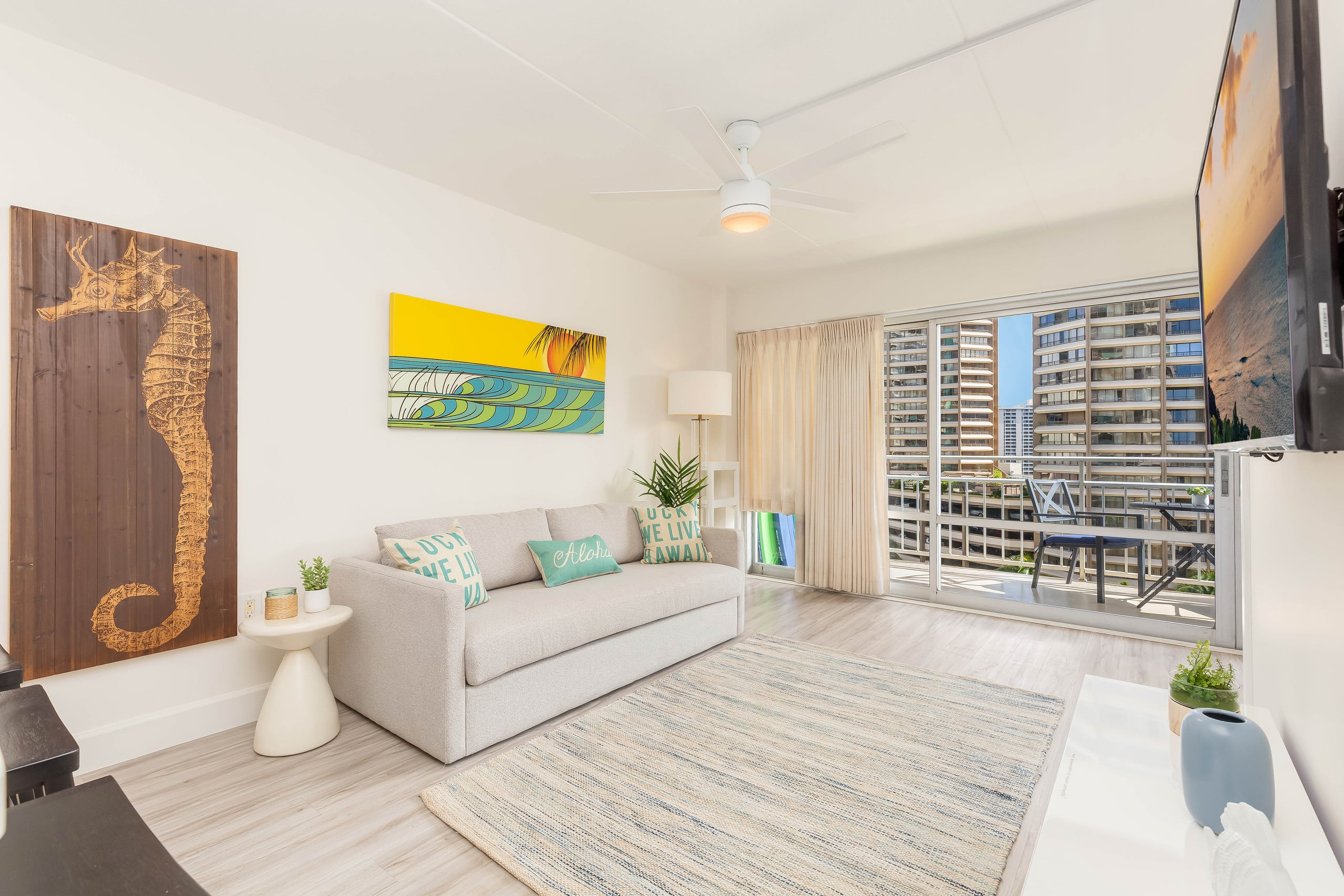 Renovated City Suite at Ilikai Steps to the Beach - Image 3