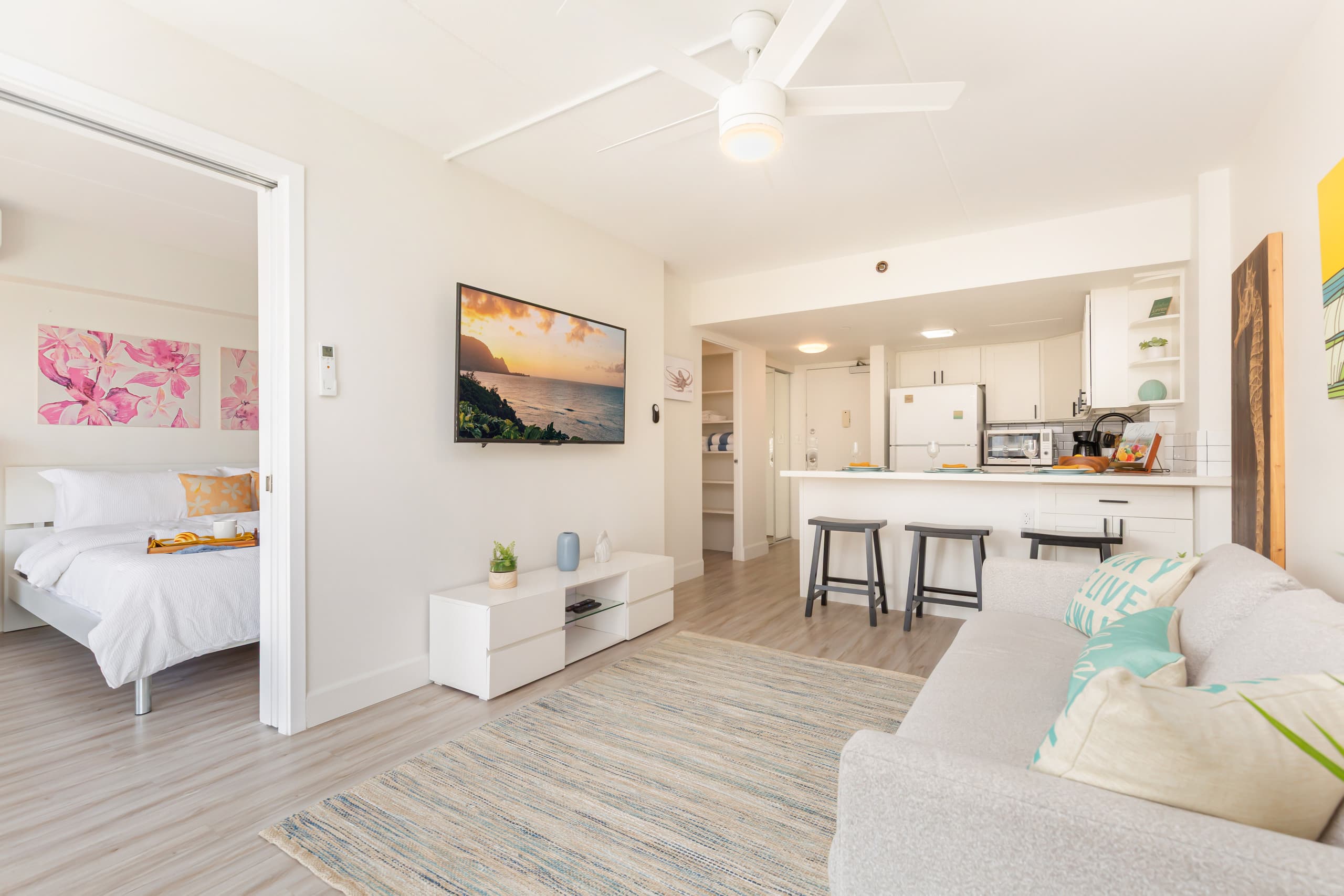 Renovated City Suite at Ilikai Steps to the Beach - Image 5