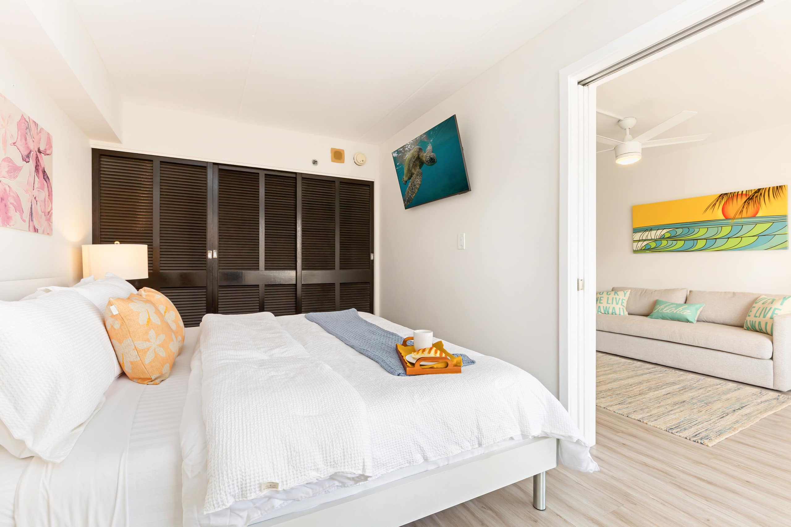 Renovated City Suite at Ilikai Steps to the Beach - Image 17