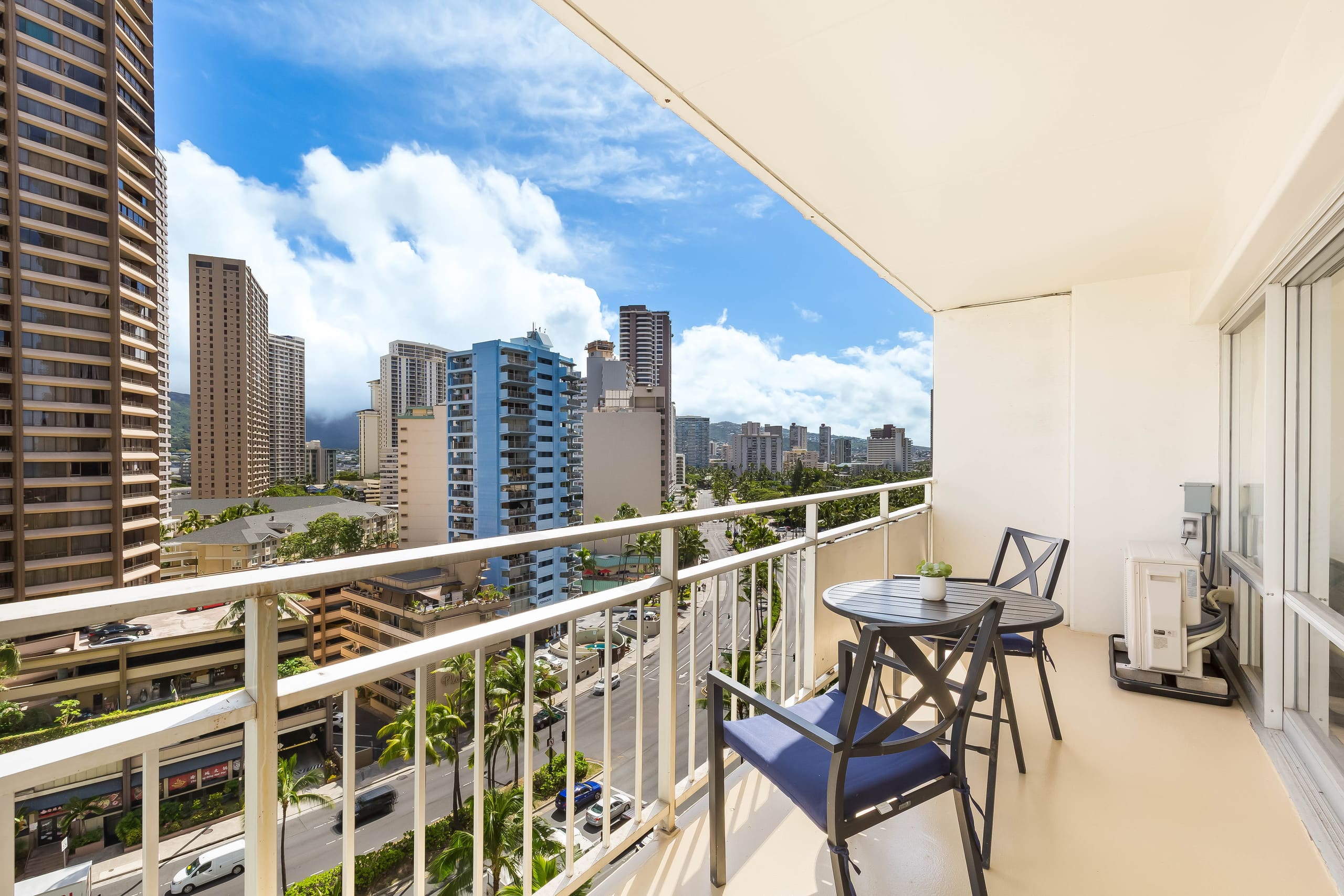 Renovated City Suite at Ilikai Steps to the Beach - Image 27