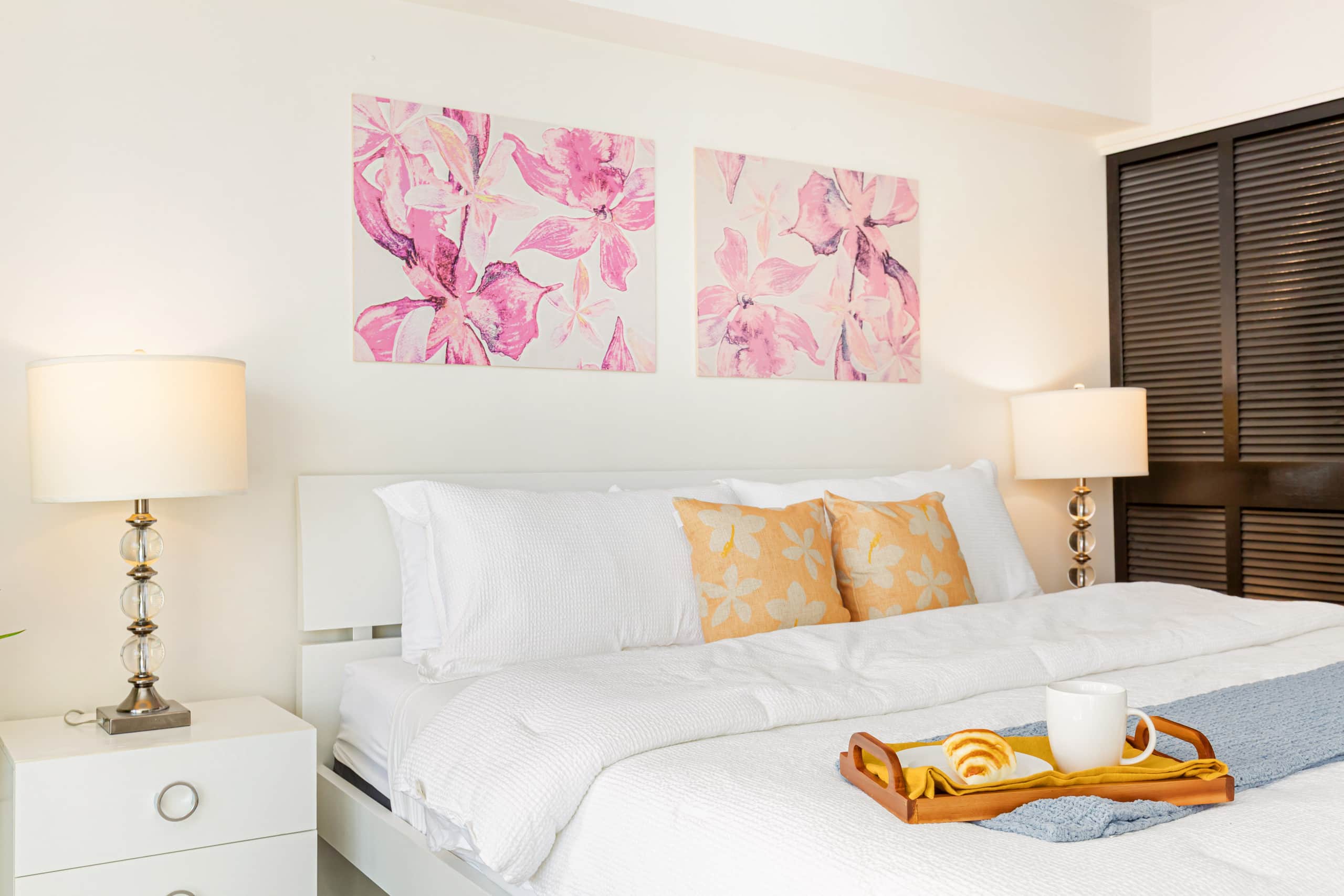 Renovated City Suite at Ilikai Steps to the Beach - Image 1