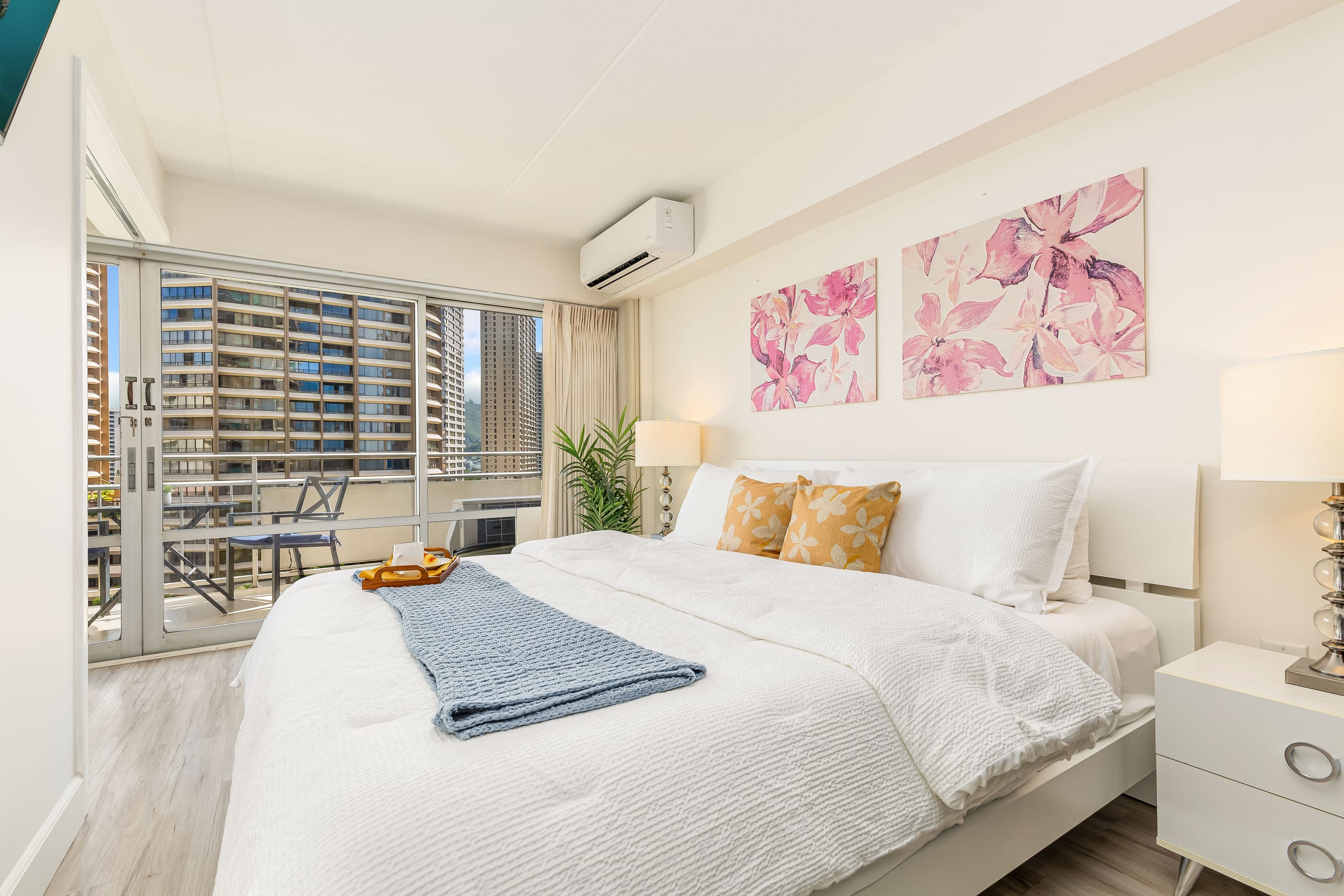 Renovated City Suite at Ilikai Steps to the Beach - Image 21