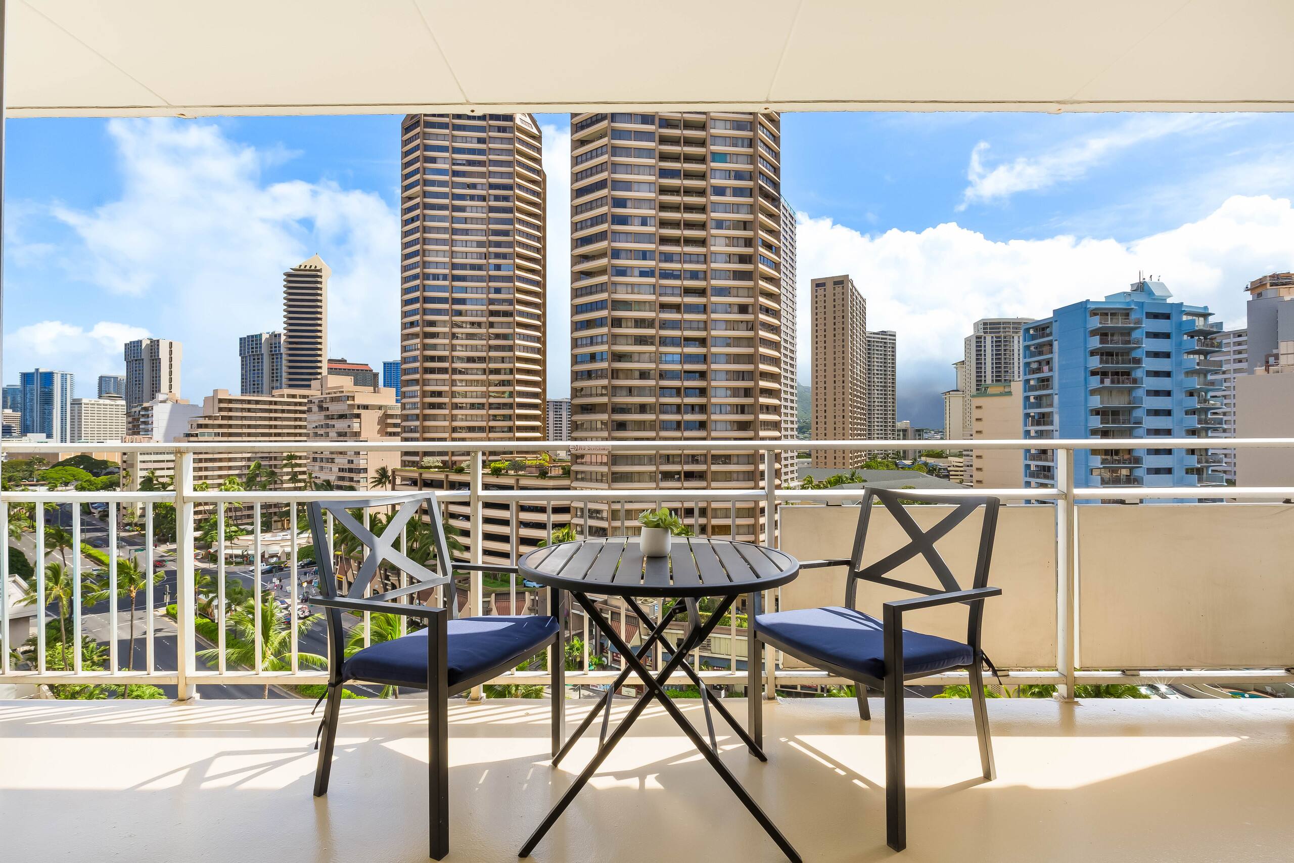 Renovated City Suite at Ilikai Steps to the Beach - Image 25
