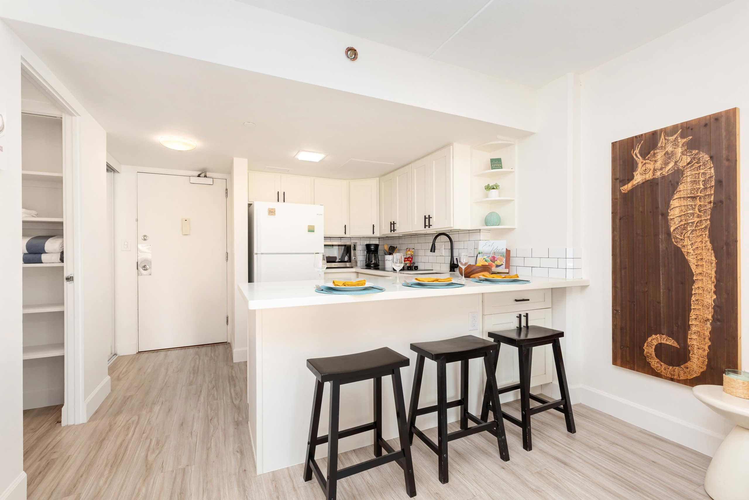Renovated City Suite at Ilikai Steps to the Beach - Image 9