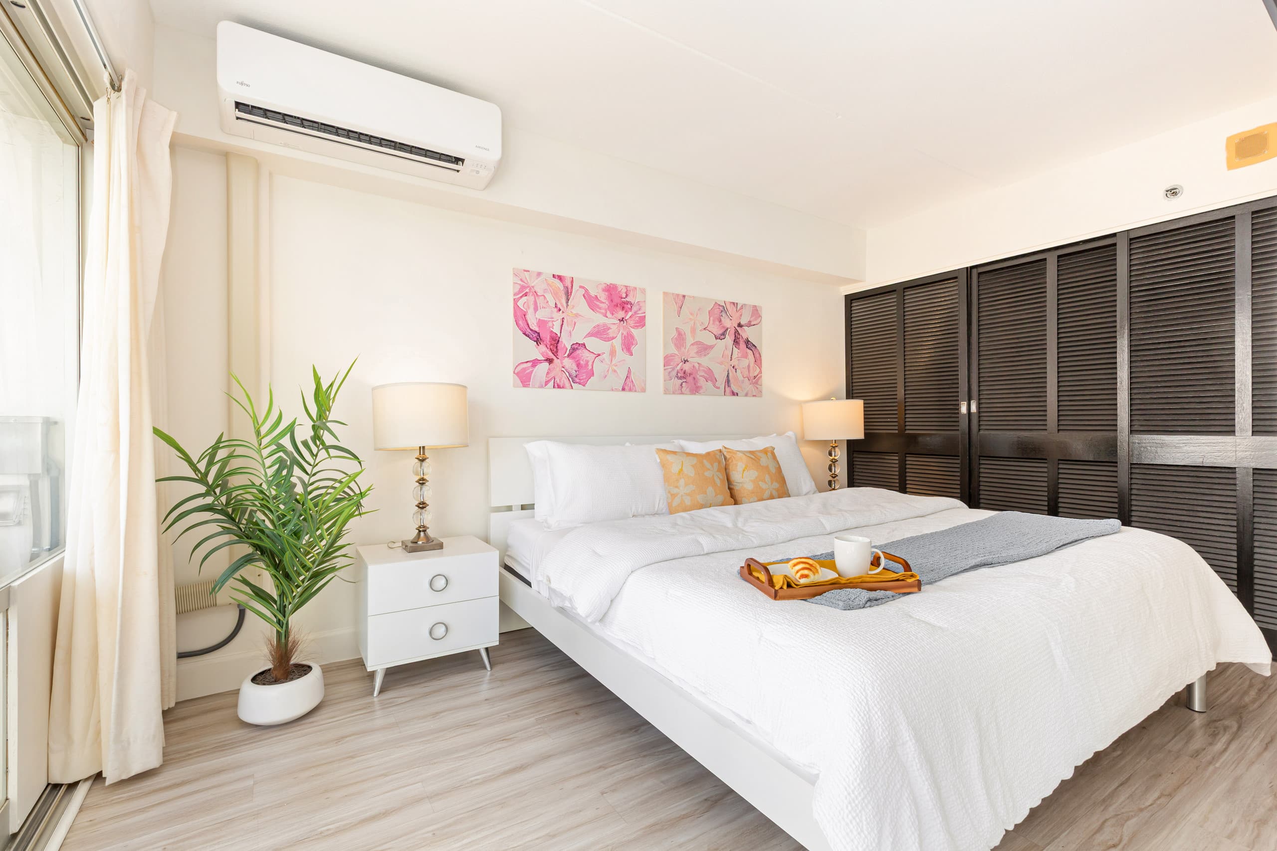 Renovated City Suite at Ilikai Steps to the Beach - Image 19