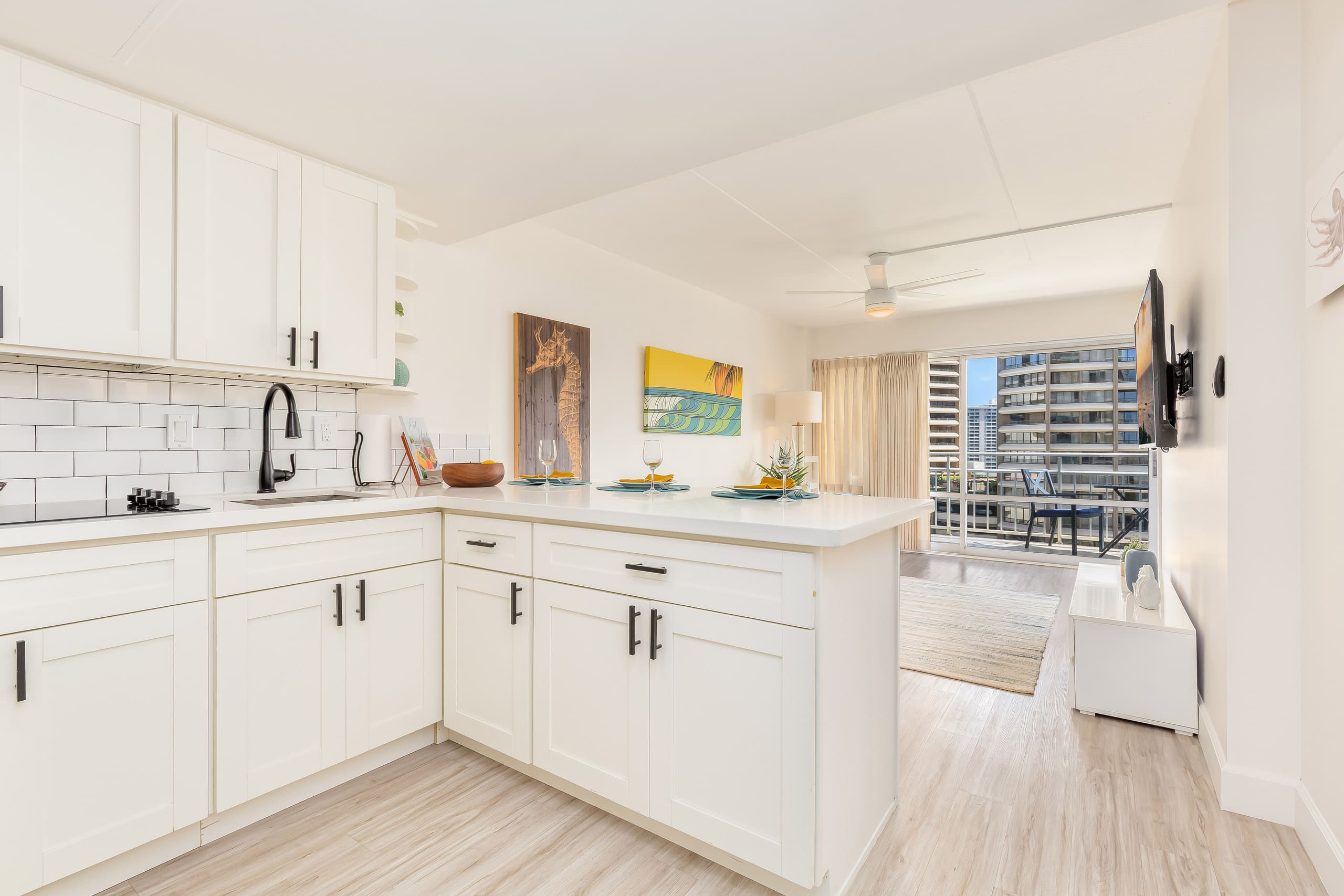 Renovated City Suite at Ilikai Steps to the Beach - Image 10