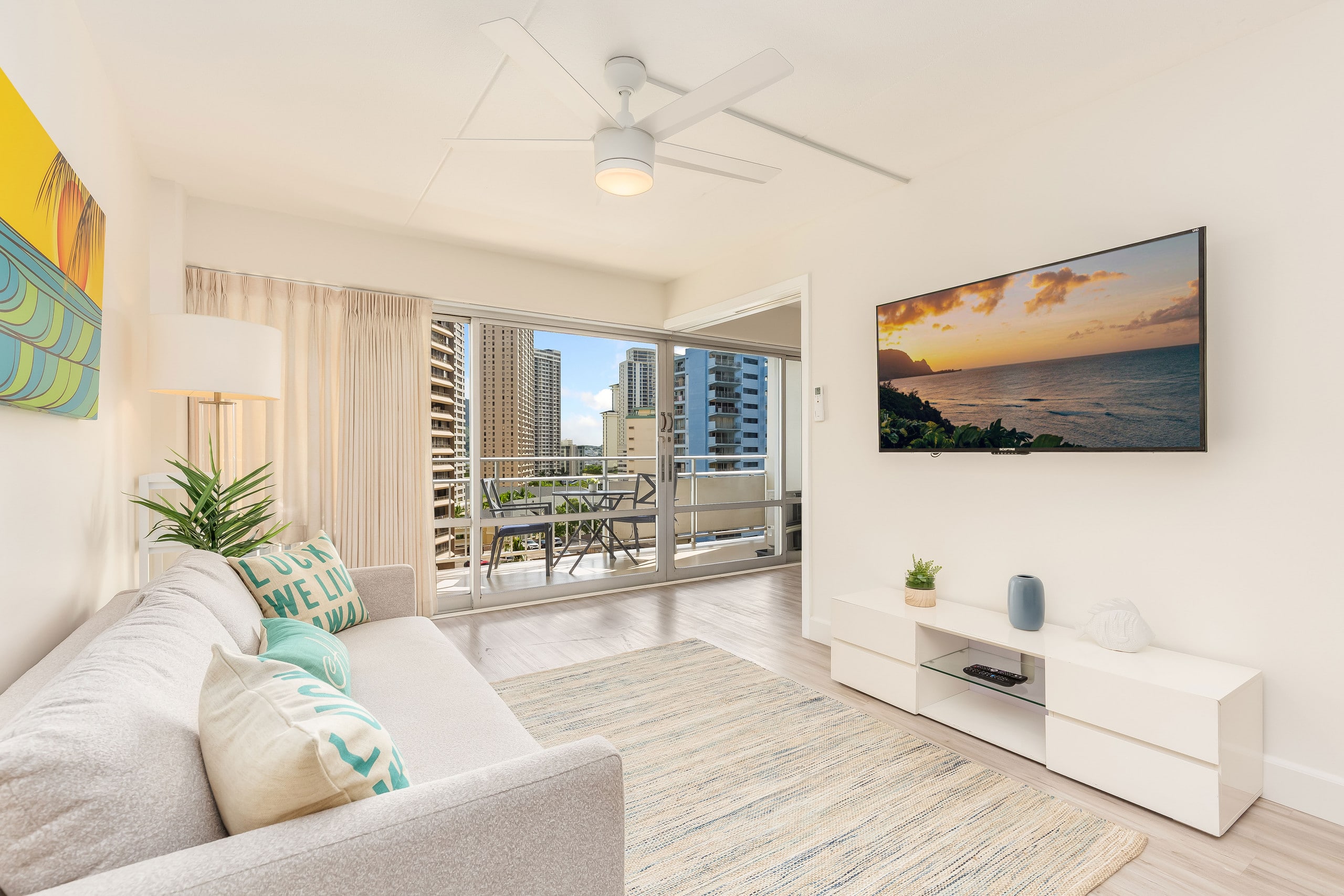 Renovated City Suite at Ilikai Steps to the Beach - Image 7