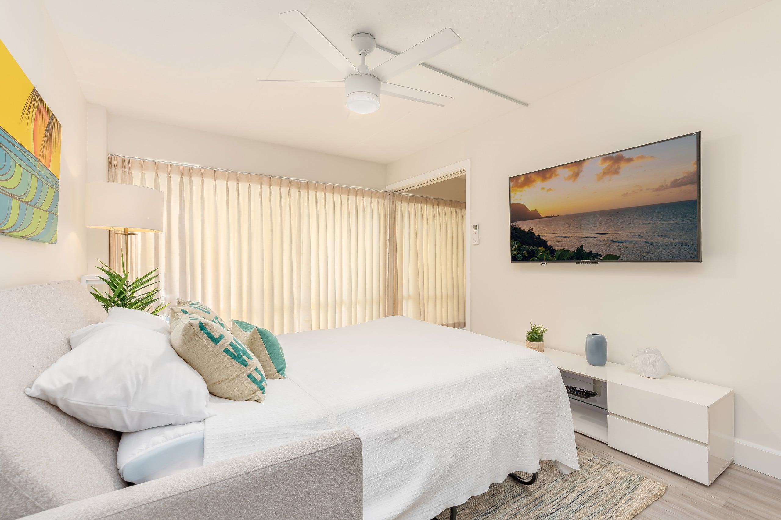 Renovated City Suite at Ilikai Steps to the Beach - Image 8