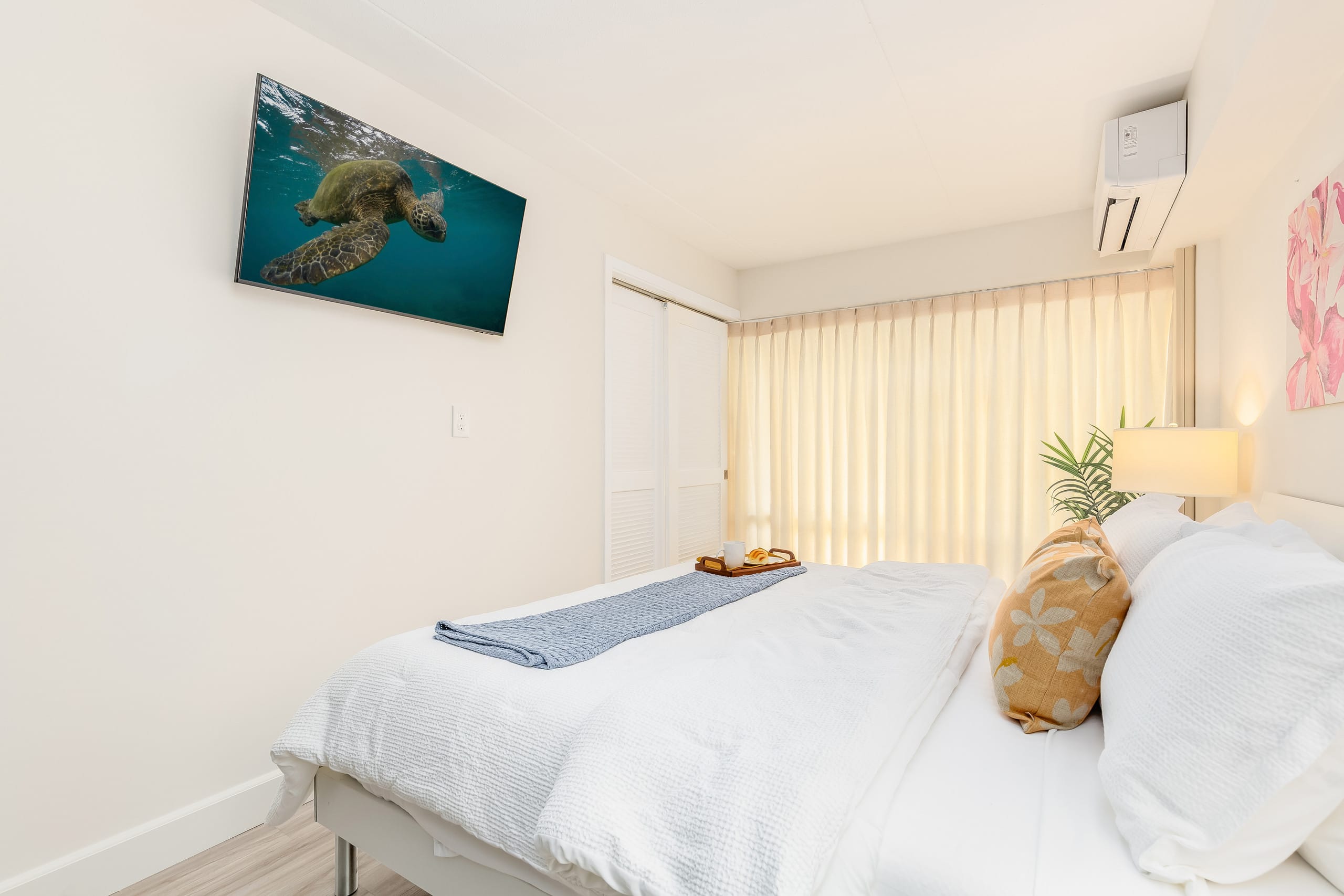 Renovated City Suite at Ilikai Steps to the Beach - Image 18