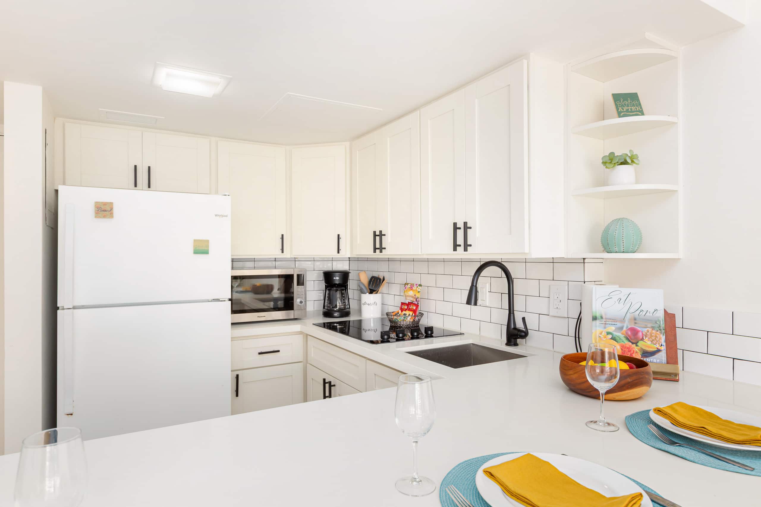 Renovated City Suite at Ilikai Steps to the Beach - Image 15