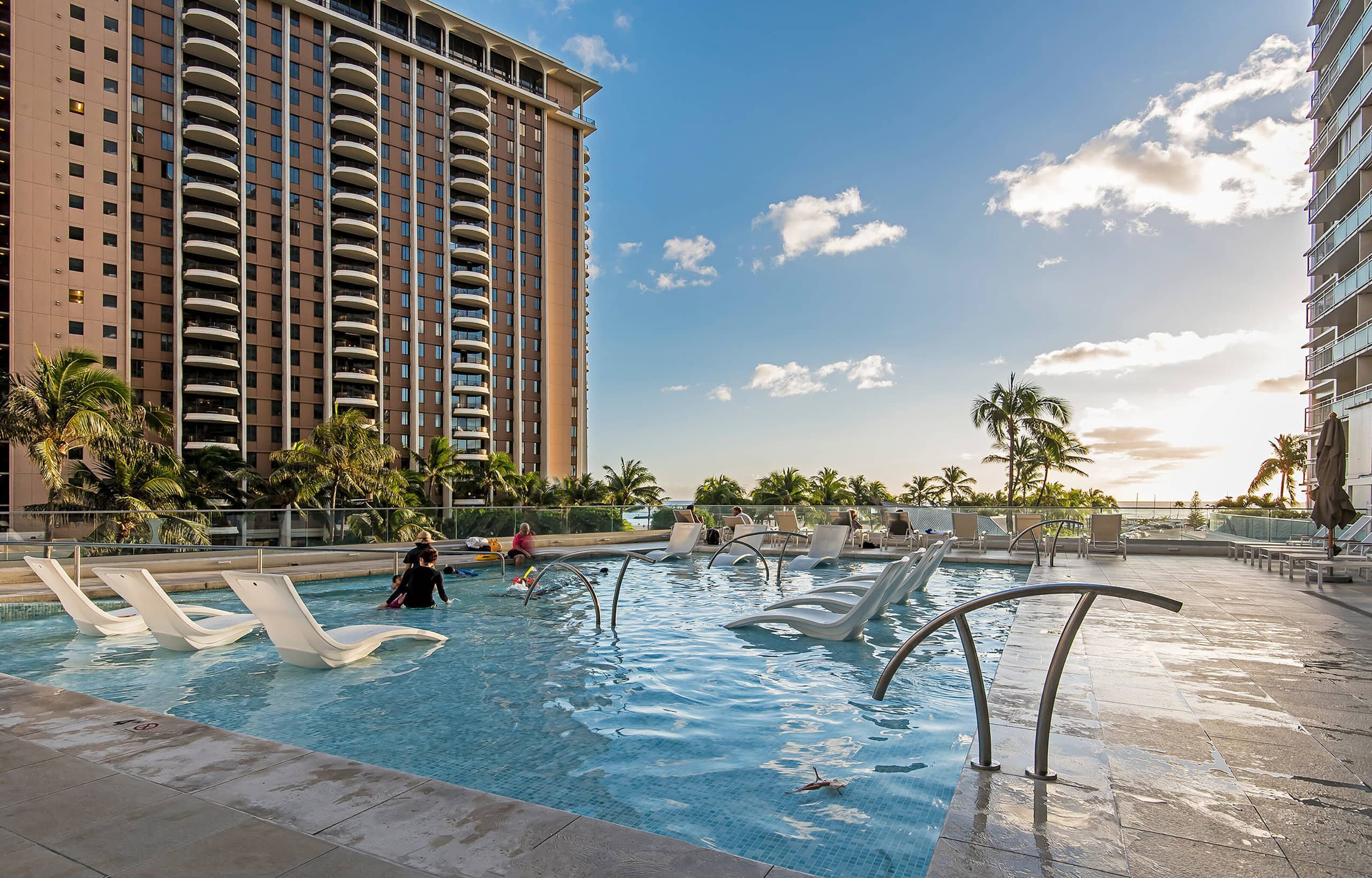 Tropical City Escape at Ilikai Hotel by the Beach - Image 26