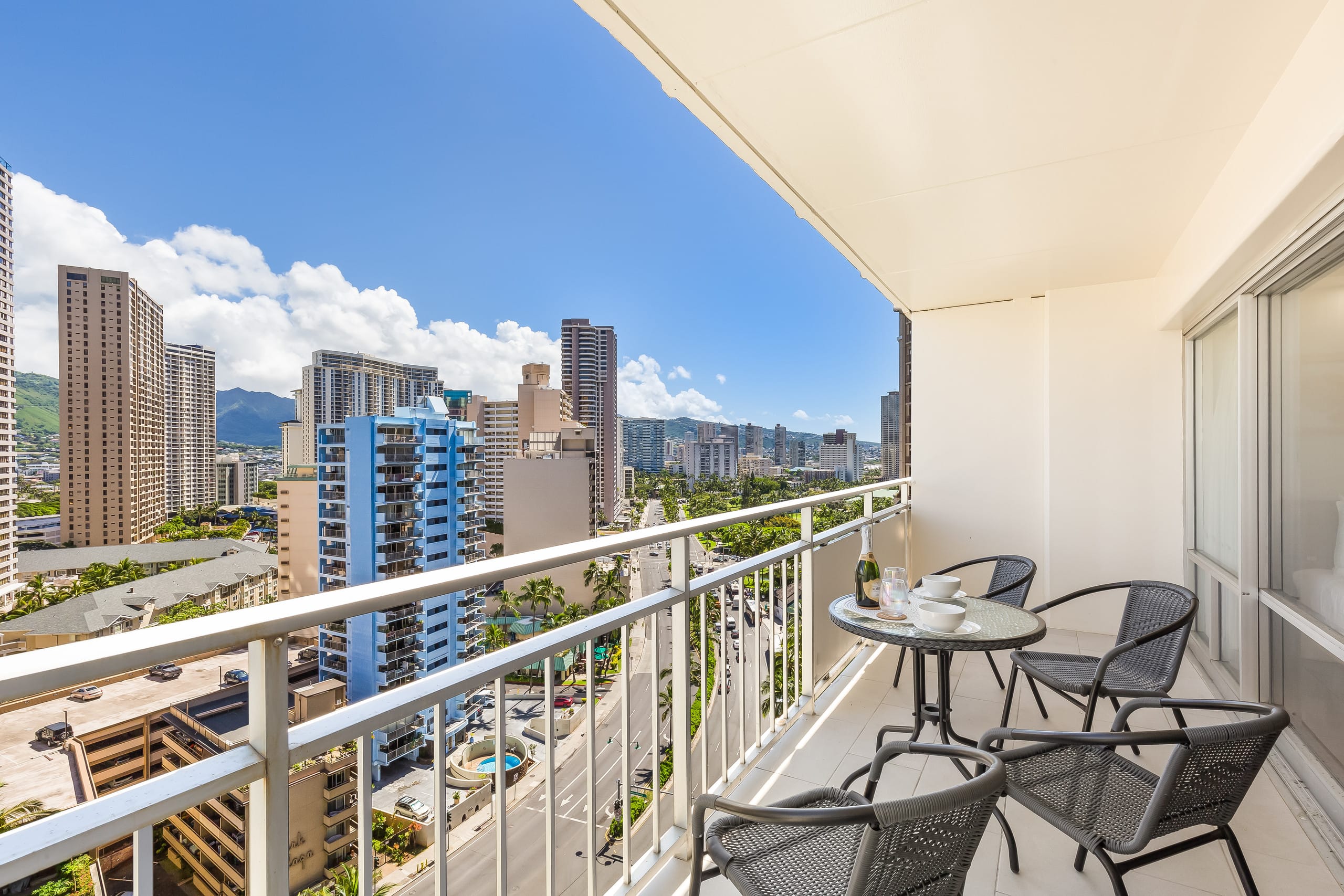 Tropical City Escape at Ilikai Hotel by the Beach - Image 16
