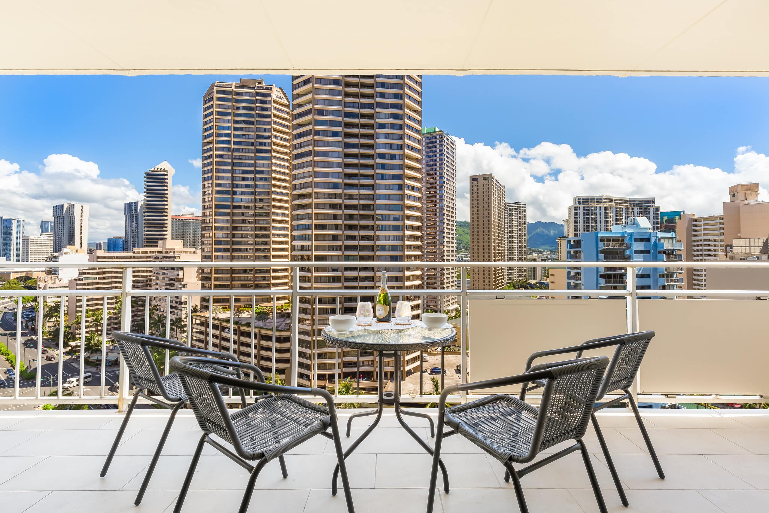 Tropical City Escape at Ilikai Hotel by the Beach - Image 17