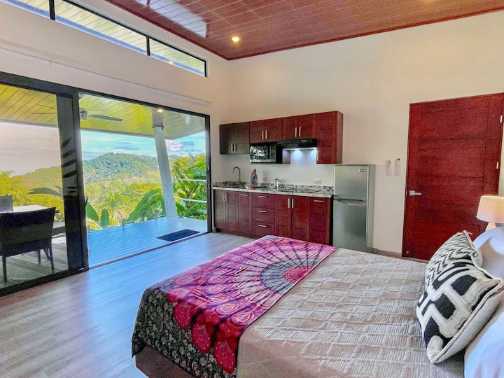 Chumba #3 kina mandhari ya bahari, ufikiaji wa baraza, A/C, feni ya dari, bafu la chumba cha kulala na chumba cha kupikia. 