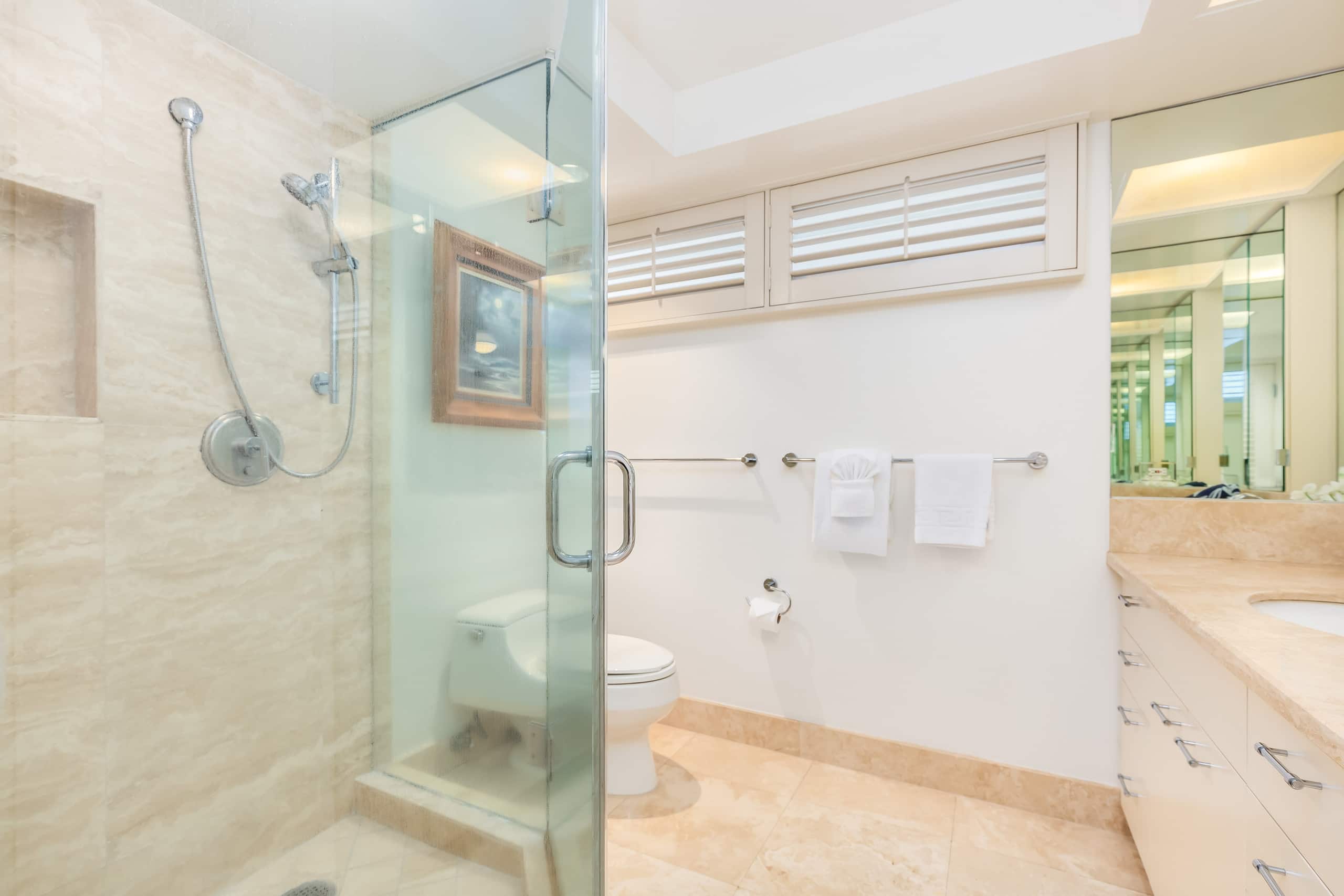 Beachfront Property w/Sand Access at Waikiki Shore - Image 18
