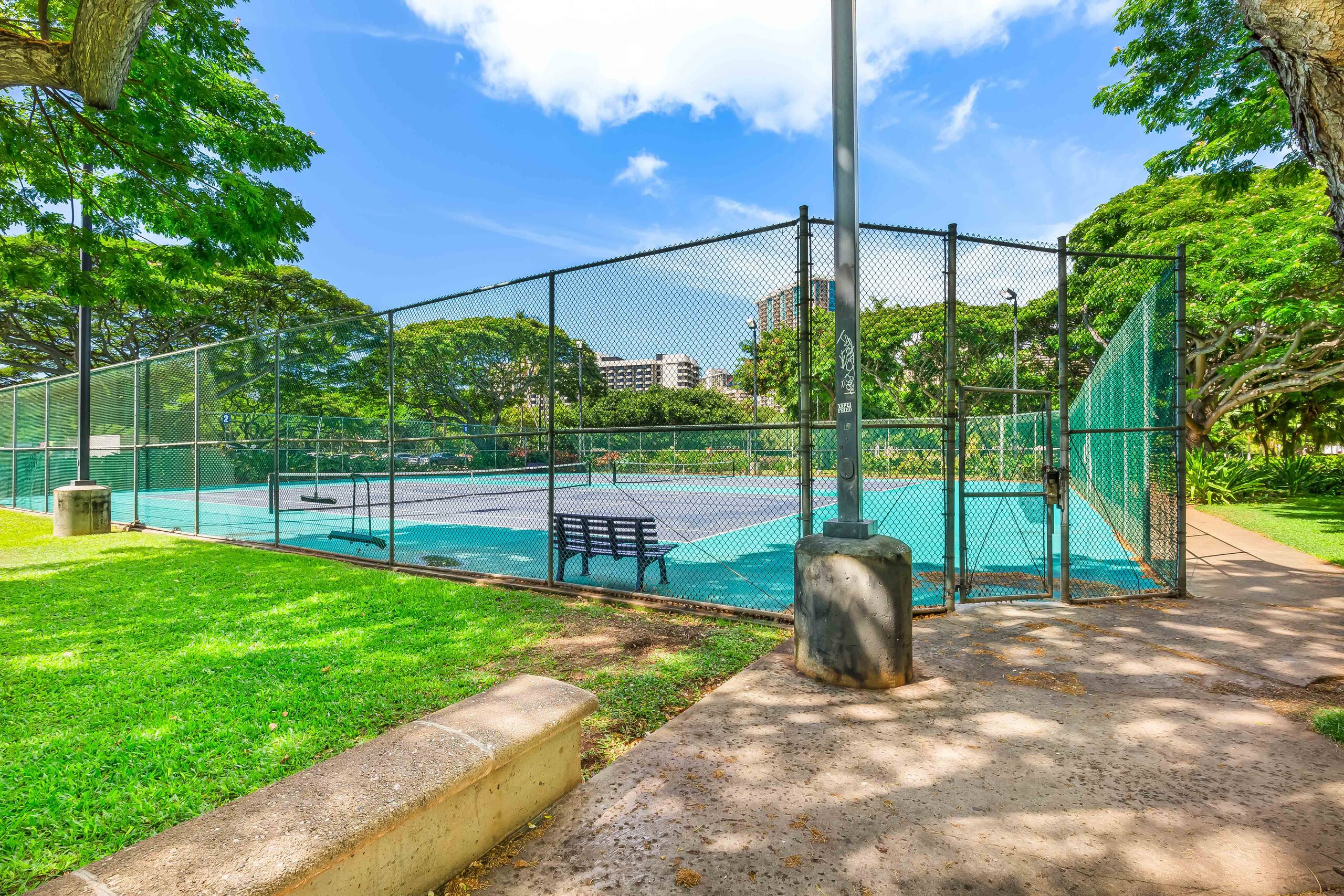 Beachfront Property w/Sand Access at Waikiki Shore - Image 43