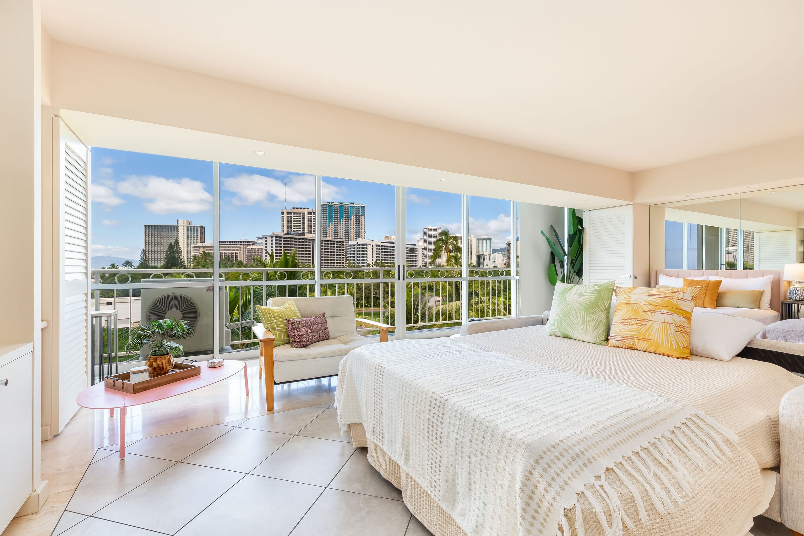 Beachfront Property w/Sand Access at Waikiki Shore - Image 25