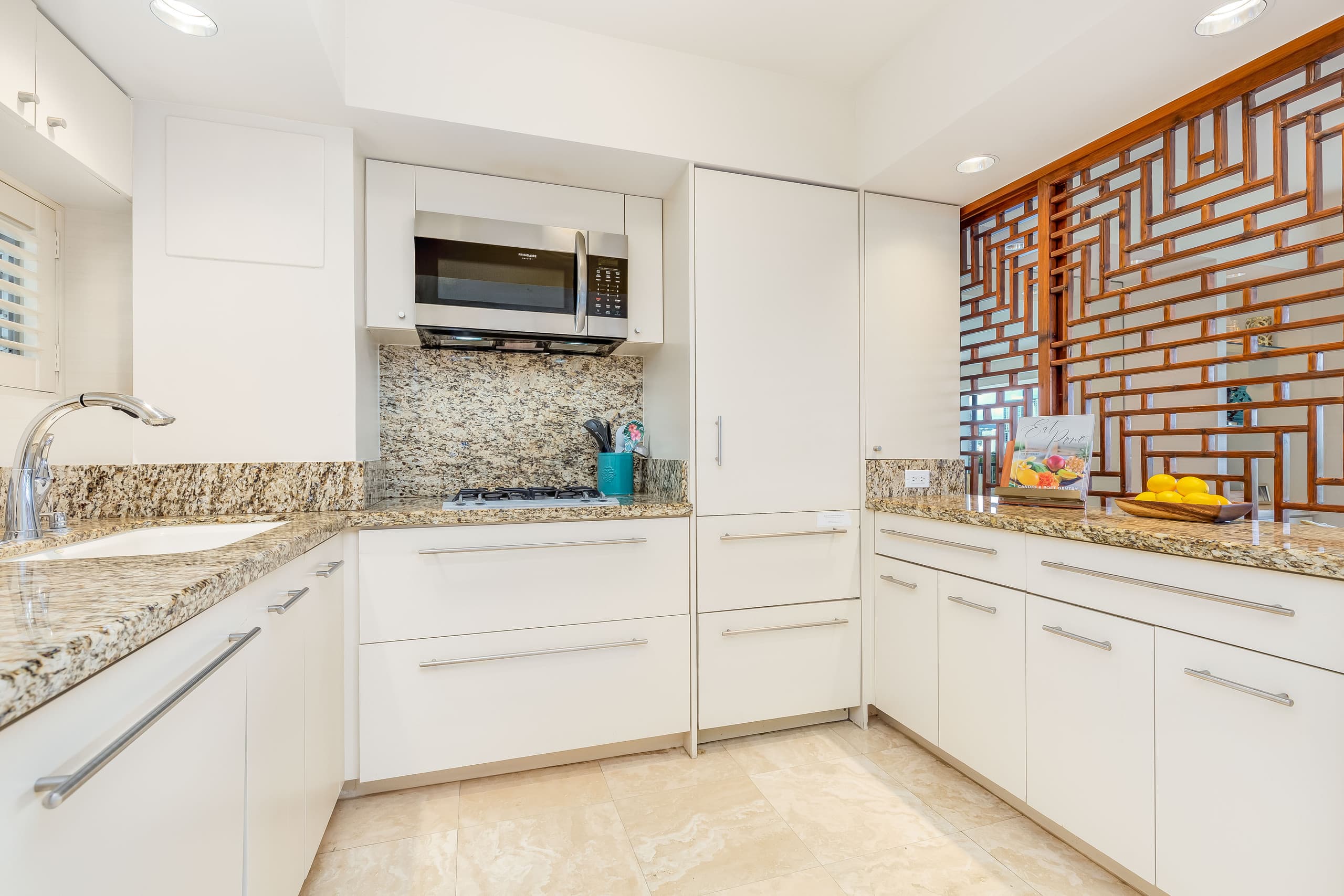 Beachfront Property w/Sand Access at Waikiki Shore - Image 10