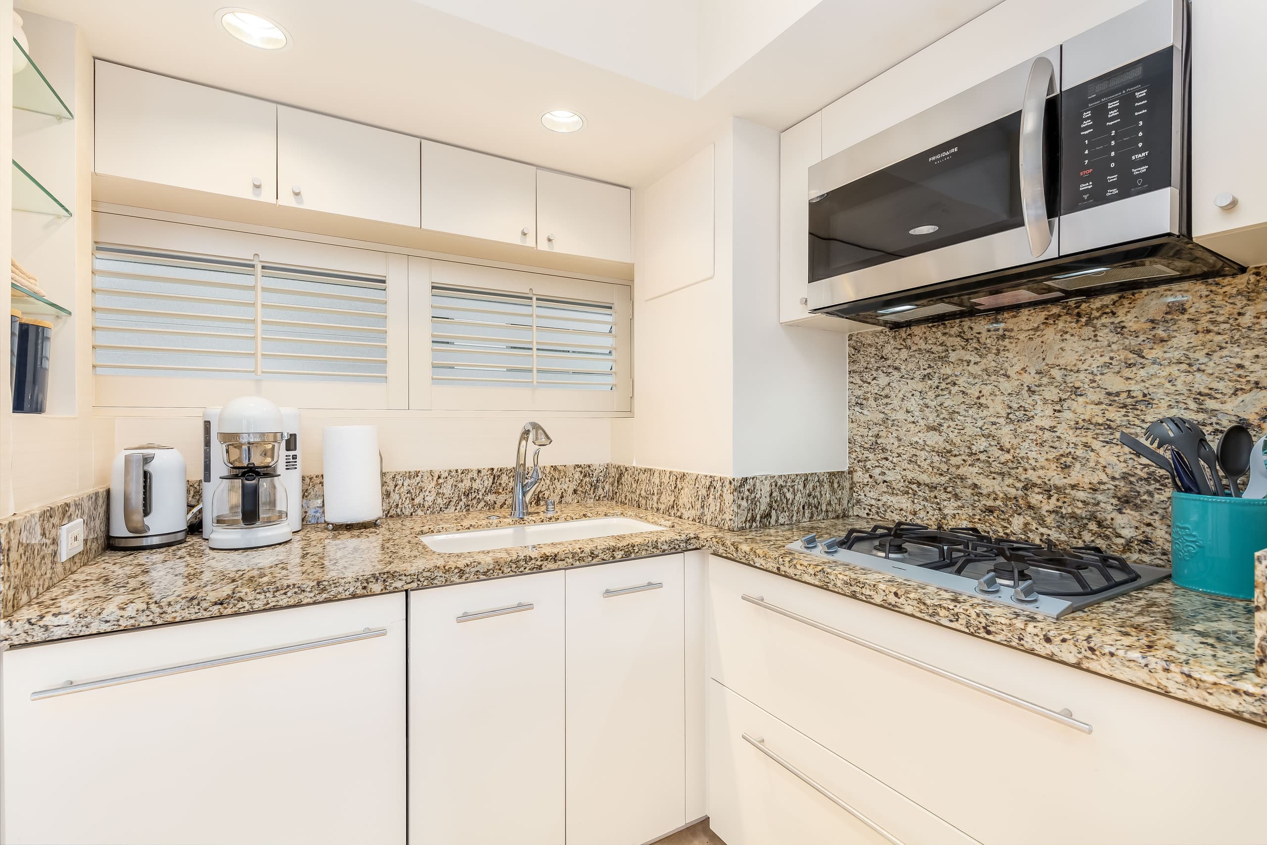 Beachfront Property w/Sand Access at Waikiki Shore - Image 12