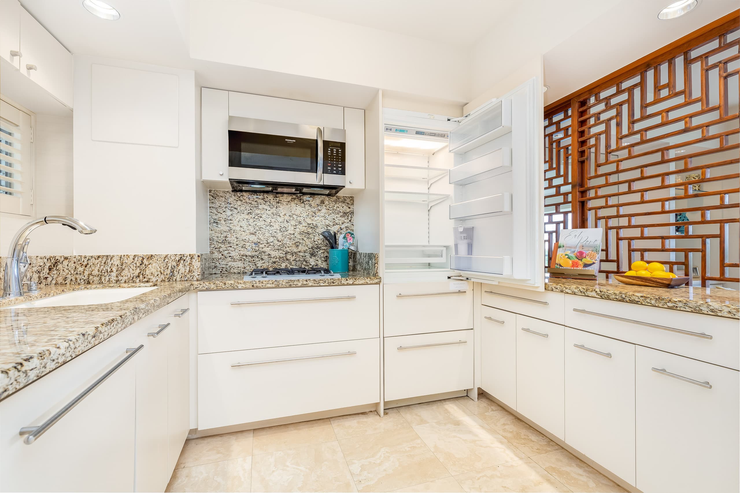 Beachfront Property w/Sand Access at Waikiki Shore - Image 35