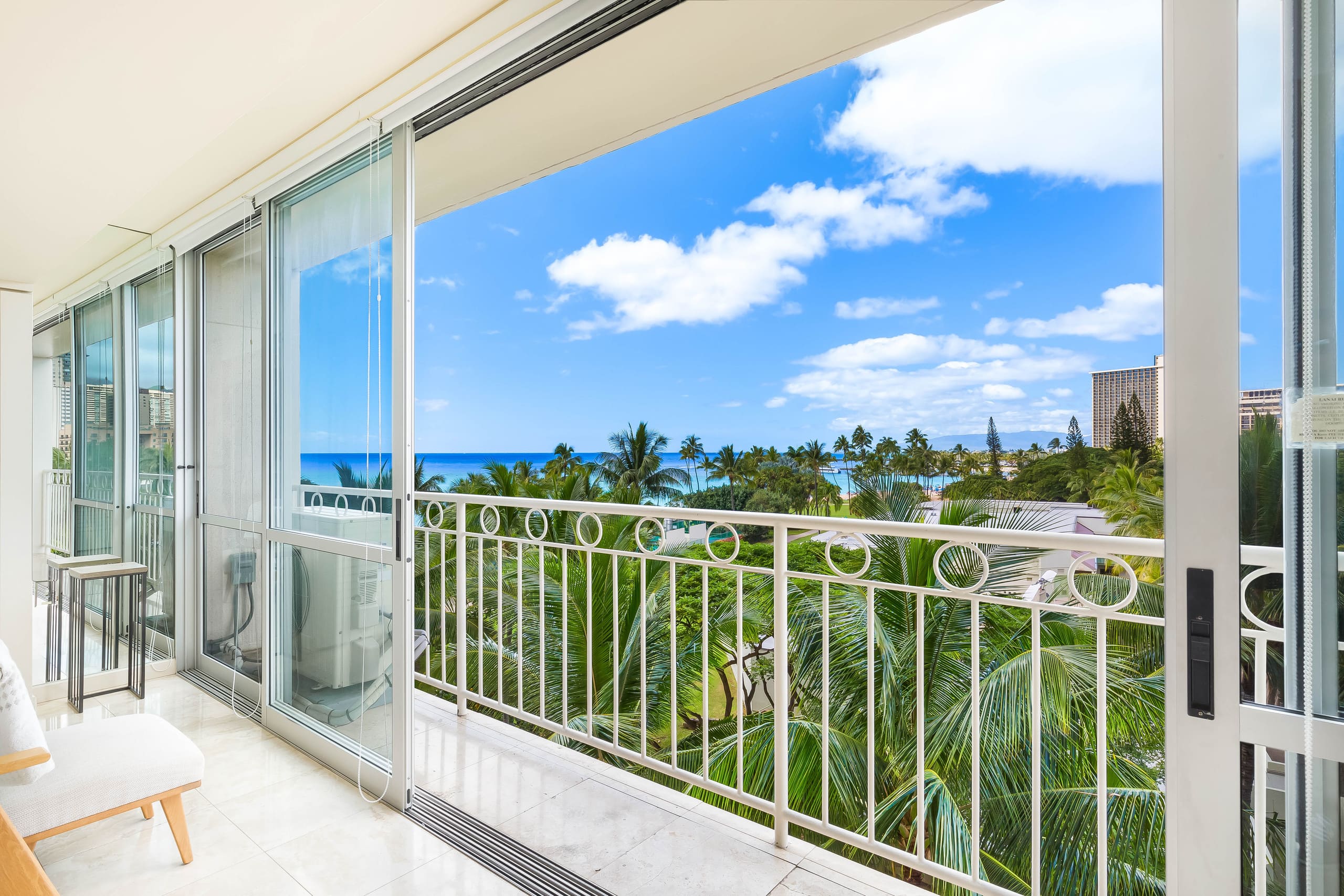 Beachfront Property w/Sand Access at Waikiki Shore - Image 27