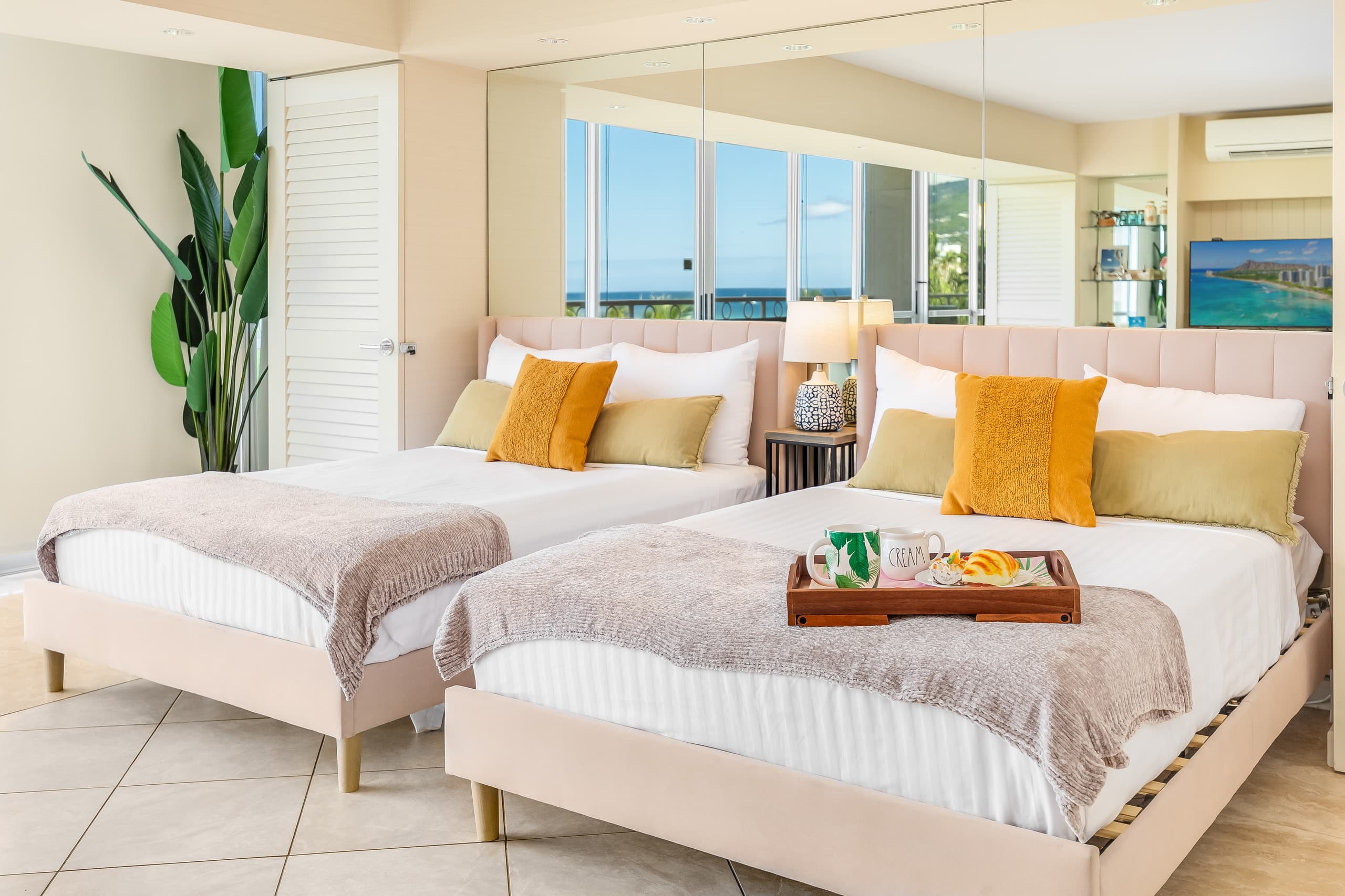 Beachfront Property w/Sand Access at Waikiki Shore - Image 4